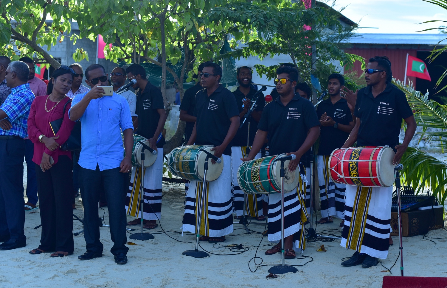 ގދ. ތިނަދޫ: އޮކްޓޯބަރު 25، 2016: ސްވިމިން ޓްރެކް ހުޅުވުމަށް ޔޫތު މިނިސްޓަރު އިރުތިޝާމް ގދ. ތިނަދޫަ އަށް ކުރެއްވި ދަތުރުފުޅުގައި އެރަށުގެ ޒުވާނުންތަކެއް އެކަމަނާއަށް މަރުހަބާ ކިޔުމަށް ބޮޑުބެރު ޖަހަނީ--- ފޮޓޯ: މިހާރު