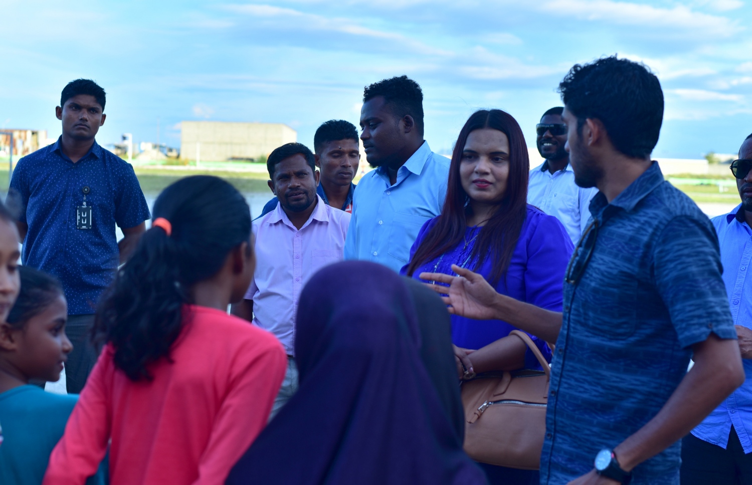 ގދ. ތިނަދޫ: އޮކްޓޯބަރު 25، 2016: ސްވިމިން ޓްރެކް ހުޅުވުމަށް ޔޫތު މިނިސްޓަރު އިރުތިޝާމް ގދ. ތިނަދޫަ އަށް ކުރެއްވި ދަތުރުފުޅުގައި އެރަށުގެ ބައެއް މީހުންނާ ބައްދަލު ކުރައްވަނީ.--- ފޮޓޯ: މިހާރު