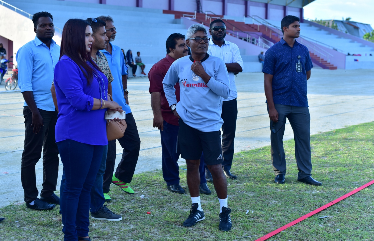 ގދ. ތިނަދޫ: އޮކްޓޯބަރު 25، 2016: ސްވިމިން ޓްރެކް ހުޅުވުމަށް ޔޫތު މިނިސްޓަރު އިރުތިޝާމް ގދ. ތިނަދޫަ އަށް ކުރެއްވި ދަތުރުފުޅުގައި އެރަށުގެ އިސްވެރިންނާއެކު މަޑުކޮށްލައިގެން.--- ފޮޓޯ: މިހާރު