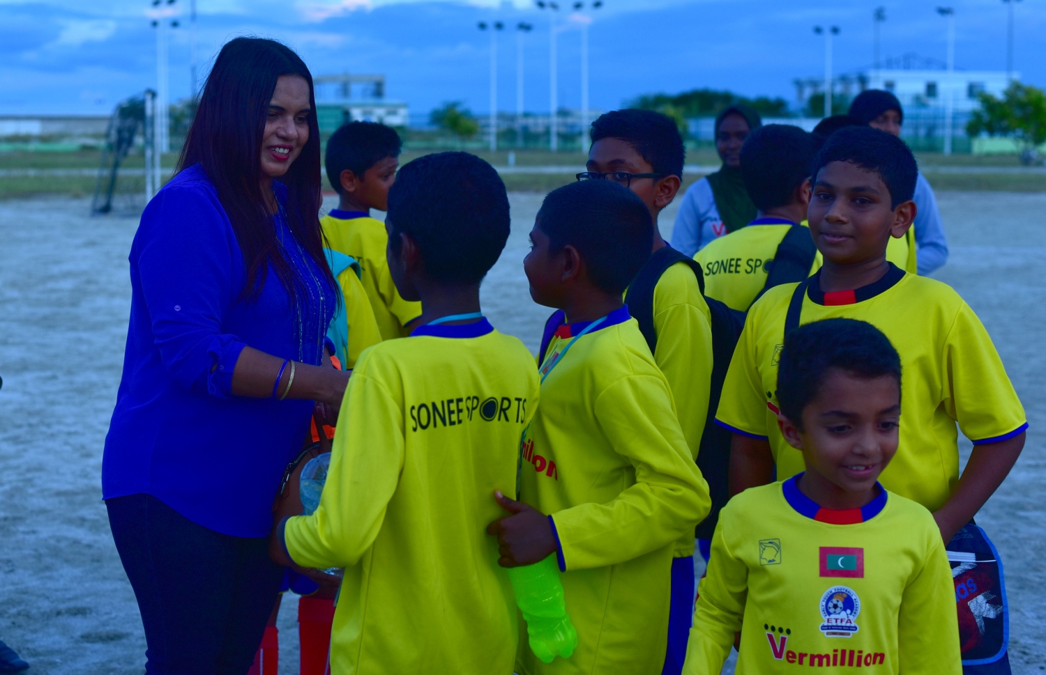 ގދ. ތިނަދޫ: އޮކްޓޯބަރު 25، 2016: ސްވިމިން ޓްރެކް ހުޅުވުމަށް ޔޫތު މިނިސްޓަރު އިރުތިޝާމް ގދ. ތިނަދޫަ އަށް ކުރެއްވި ދަތުރުފުޅުގައި އެރަށުގެ ކުޑަކުދިންތަކަކާ ސަލާމް ކުރައްވަނީ.--- ފޮޓޯ: މިހާރު