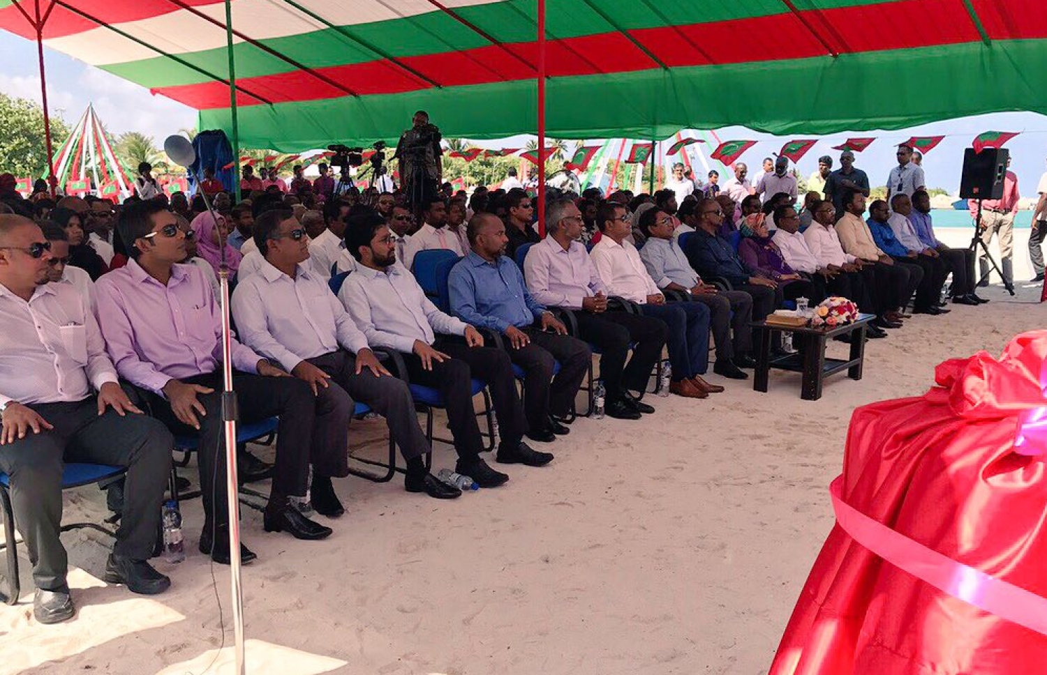 ކަނޑީތީމު ނަރުދަމާ ހުޅުވަން ބޭއްވި ރަސްމިއްޔާތުގައި ރައީސް ޔާމީނާއި ސަރުކާރުގެ އިސް ވެރިން ބައިވެރިވެވަޑައިގަންނަވަނީ. --ޓުވިޓާފޮޓޯ: ރައީސްޔާމީން2018