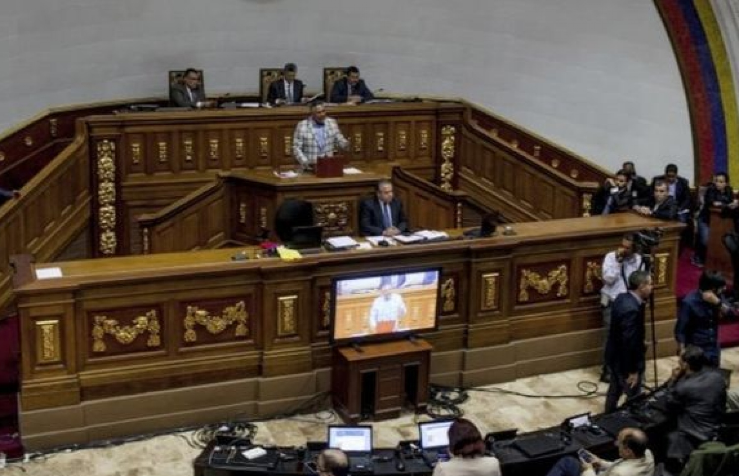 ވެނެޒުއެލާގެ ޕާލަމެންޓުން ވަނީ ރައީސް މަދޫރޯ ހާޒިރު ކުރަން ވެސް ފާސްކޮށްފައި. --ފޮޓޯ:އޭޕީ