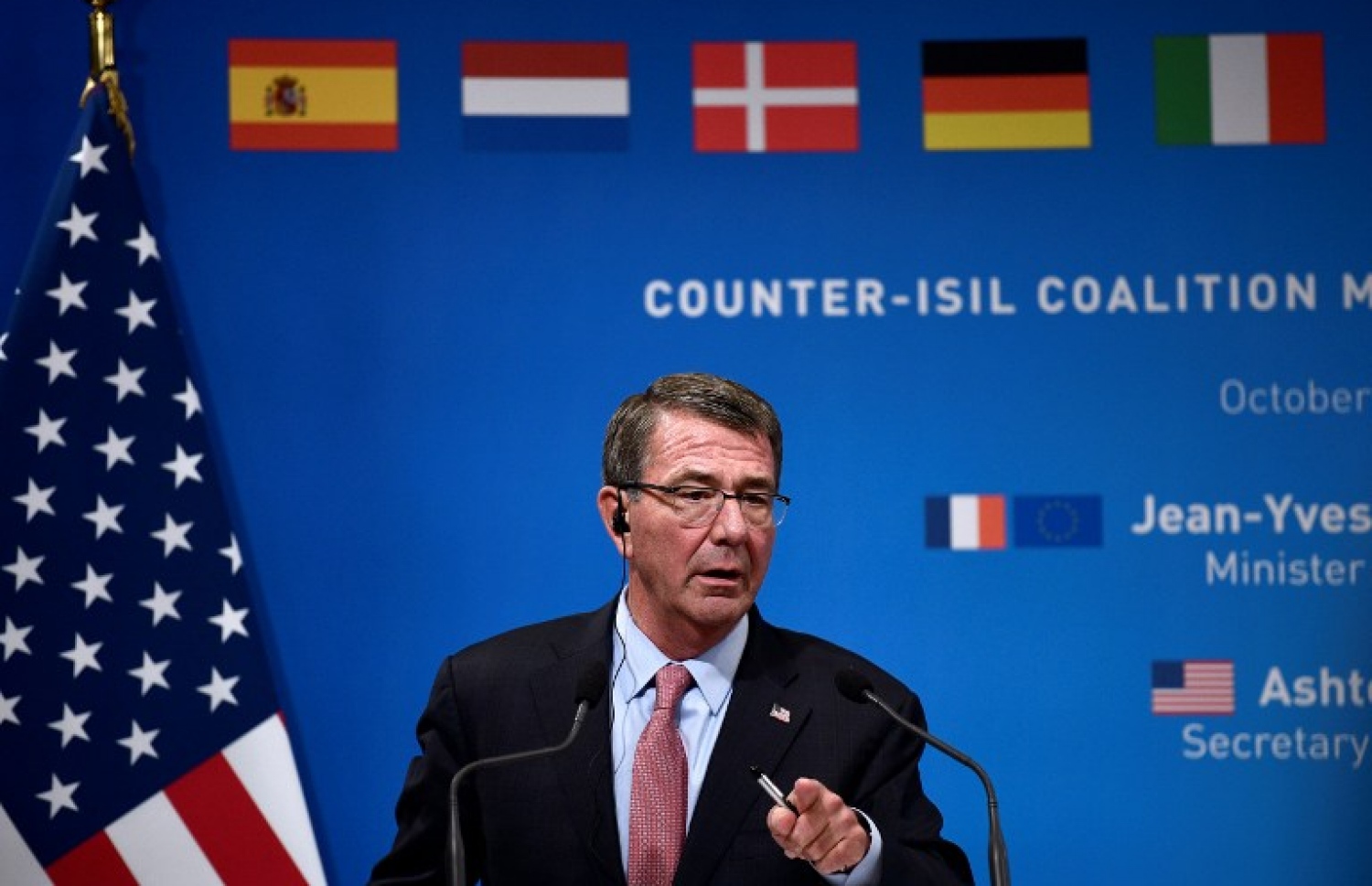 އެމެރިކާގެ ދިފާއީ ވަޒީރު ޕެރިހުގައި ވާހަކަ ދައްކަވަނީ. --ފޮޓޯ:އޭއެފްޕީ