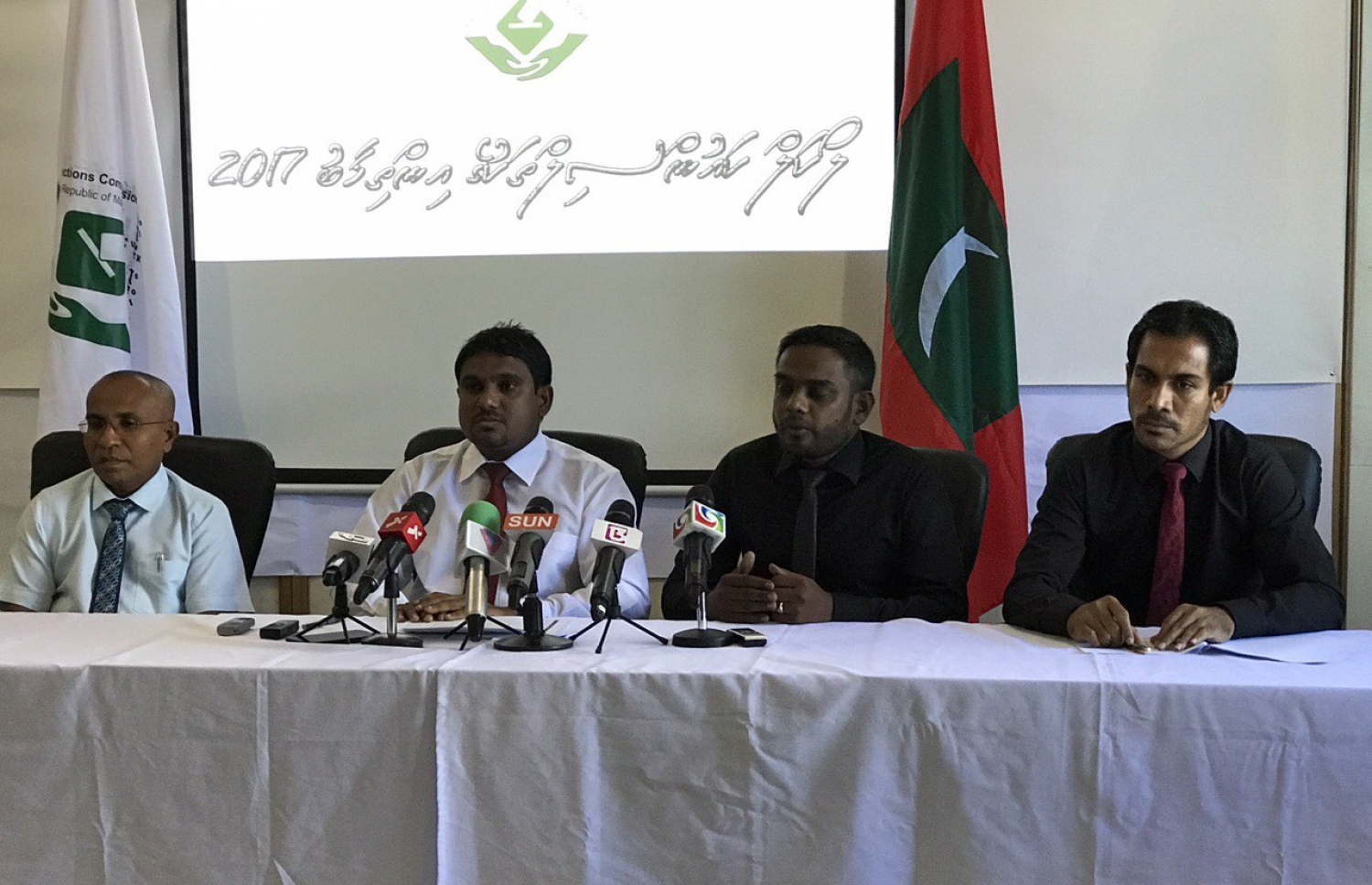 އިލެކްޝަންސް ކޮމިޝަނުގެ ބައެއް މެމްބަރުން ނޫސްވެރިންނާ ވާހަކަ ދައްކަވަނީ-- ފޮޓޯ: މުހައްމަދު ޝަރުހާން/ މިހާރު