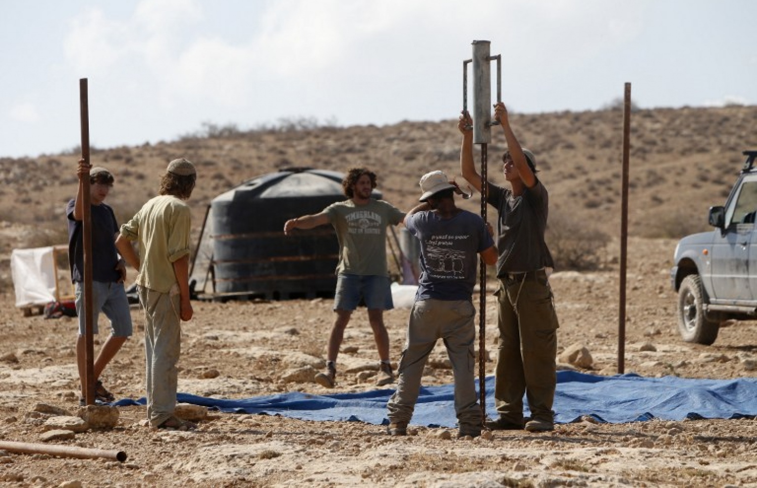 ހުޅަނގު އައްސޭރީގެ ބިމުގައި ގަވާއިދާޚިލާފަށް އިމާރާތެއް ހެދުމަށް އިޒްރޭލުގެ ބަޔަކު މަސައްކަތް ކުރަނީ. --ފޮޓޯ:އޭއެފްޕީ