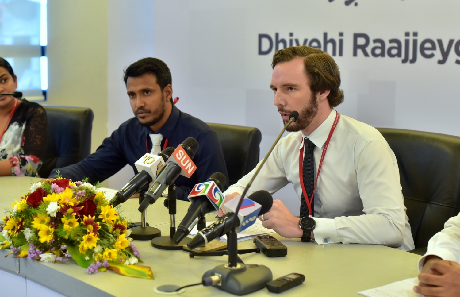 ދިރާގުގެ ތިންވަނަ ކުއާޓަރުގެ މާލީ ބަޔާނާ ގުޅޭ ގޮތުން އެ ކުންފުނީގެ ޗީފް ފައިނޭންޝަލް އޮފިސަރު ރޮބިން ވޯލްސް މިއަދު ނޫސްވެރިންނާ ވާހަކަ ދައްކަވަނީ.-- ފޮޓޯ: ހުސެން ޝަޔާހު/ މިހާރު