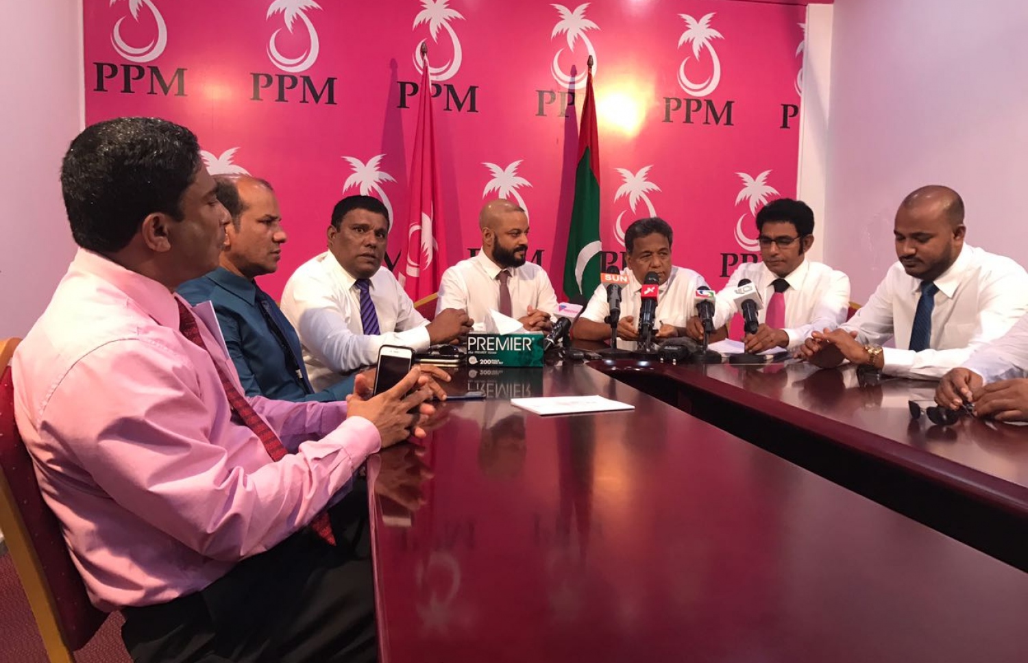ޕީޕީއެމްގެ ރައީސް މައުމޫންގެ ފެކްޝަނުން މިދިޔަ މަހުގެ 27 ވަނަ ދުވަހު ބޭއްވި ނިއުސް ކޮންފަރެންސްގައި، އެމަނިކުފާނާ ގުޅުނުކަން އިއުލާން ކުރެއްވި މެމްބަރުން: މި މެމްބަރުންގެ ތެރެއިން ރެޑް ވޭވް ސަލީމާއި ސައުދުﷲ ގެ ވިޔަފާރިއަށް ވަނީ ދަތިތަކާ މިހާރު ކުރިމަތިވެފައި.---ފޮޓޯ: މުހައްމަދު ޝަރުހާން/މިހާރު