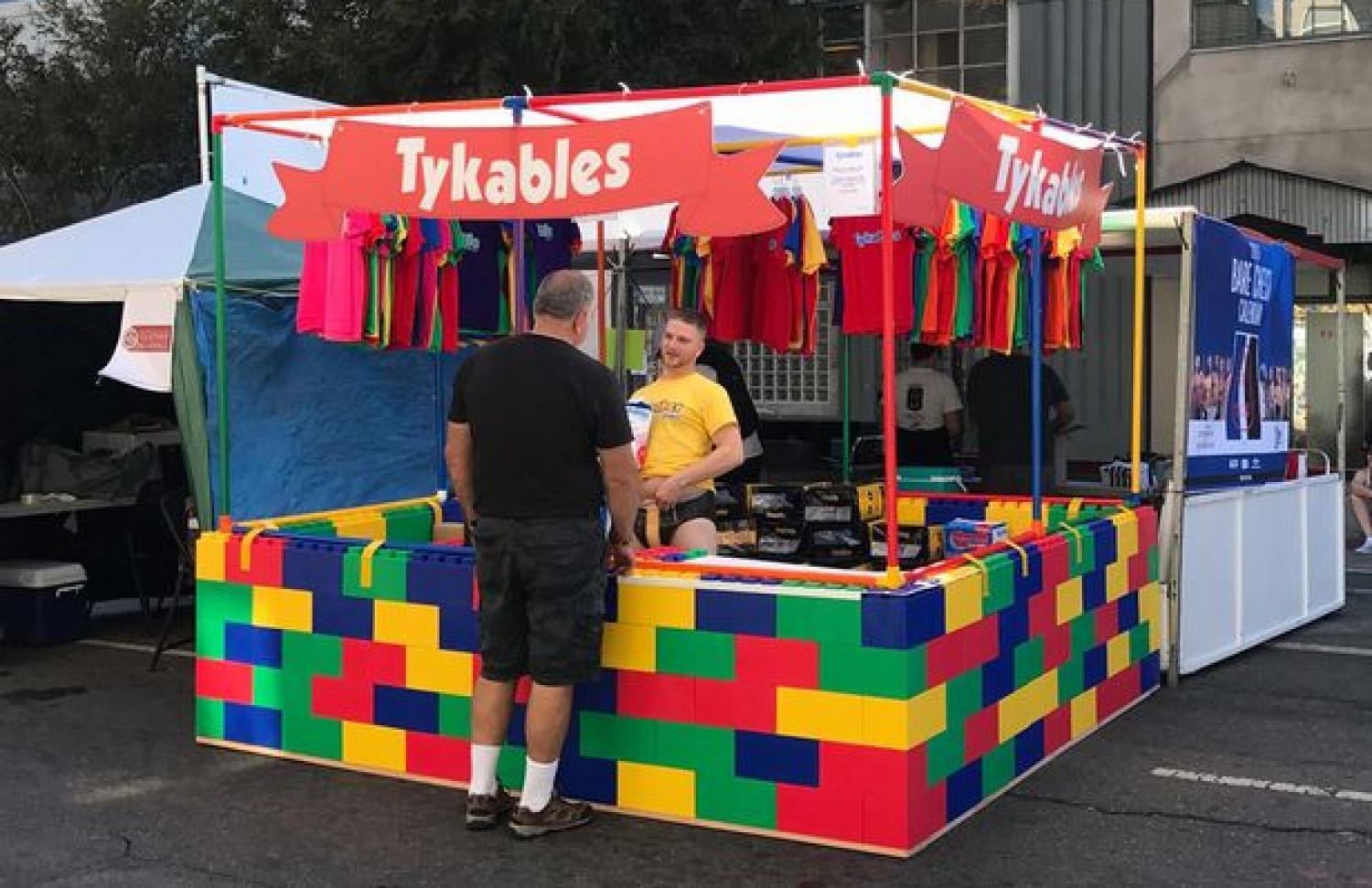 ޓޮޑް އޭނާގެ ފިހާރައިގައި