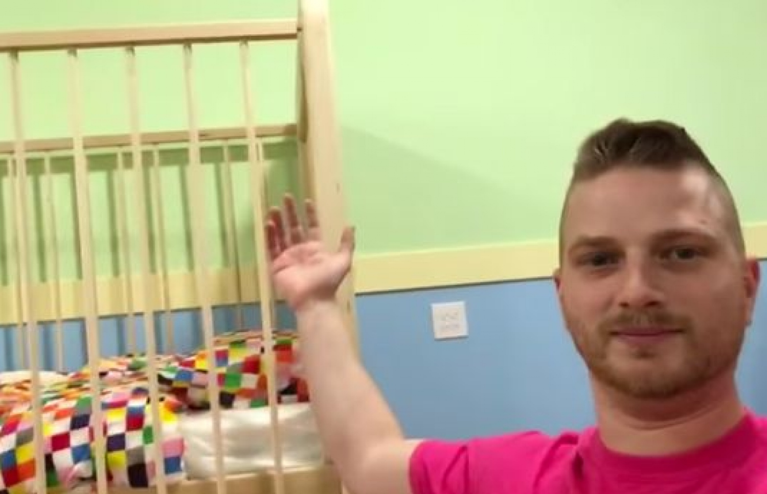 ޓޮޑް އޭނާ ނިދާ އެނދު ދައްކާލަނީ