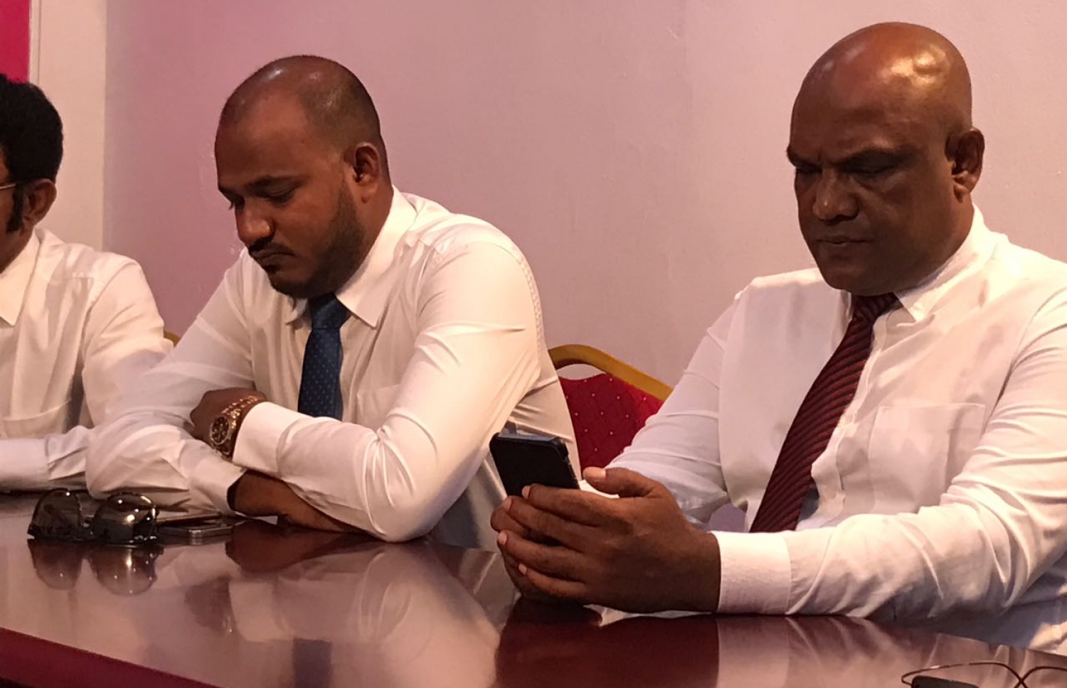 ޕީޕީއެމްގައި މިއަދު ބޭއްވި ނޫސްވެރިންގެ ބައްދަލުވުމުގައި ރައްޔިތުންގެ މަޖިލީހުގެ މެމްބަރުން ކަމަށްވާ (ވ-ކ) ސުޖާ އާއި އަރީފު -- ފޮޓޯ: މުހަންމަދު ޝަރުހާން/ މިހާރު