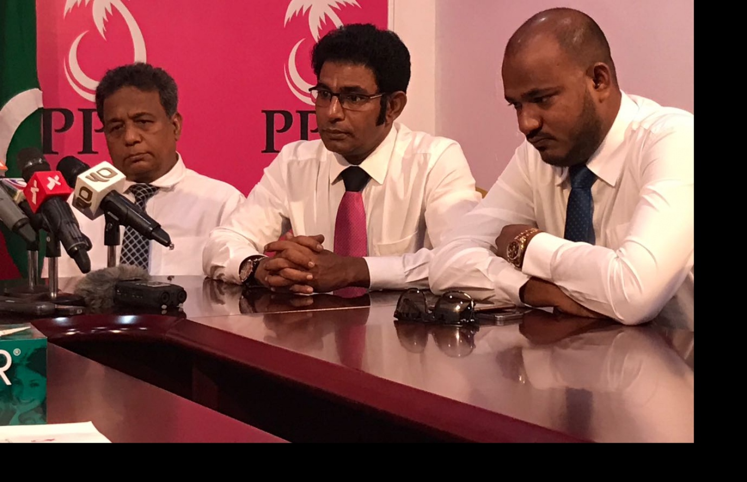 ޕީޕީއެމްގައި މިއަދު ބޭއްވި ނޫސްވެރިންގެ ބައްދަލުވުމުގައި ރައްޔިތުންގެ މަޖިލީހުގެ މެމްބަރުން ކަމަށްވާ (ވ-ކ) ސަލީމް، ވައްޑެ އަދި ސުޖާ-- ފޮޓޯ: މުހަންމަދު ޝަރުހާން/ މިހާރު