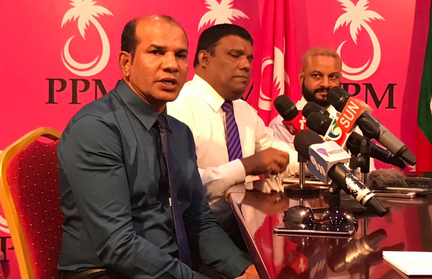 ޕީޕީއެމްގައި މިއަދު ބޭއްވި ނޫސްވެރިންގެ ބައްދަލުވުމުގައި ރައްޔިތުންގެ މަޖިލީހުގެ މެމްބަރުން ކަމަށްވާ (ވ-ކ) ލަތީފު، މުސްތޮފާ އަދި ފާރިސް -- ފޮޓޯ: މުހަންމަދު ޝަރުހާން/ މިހާރު
