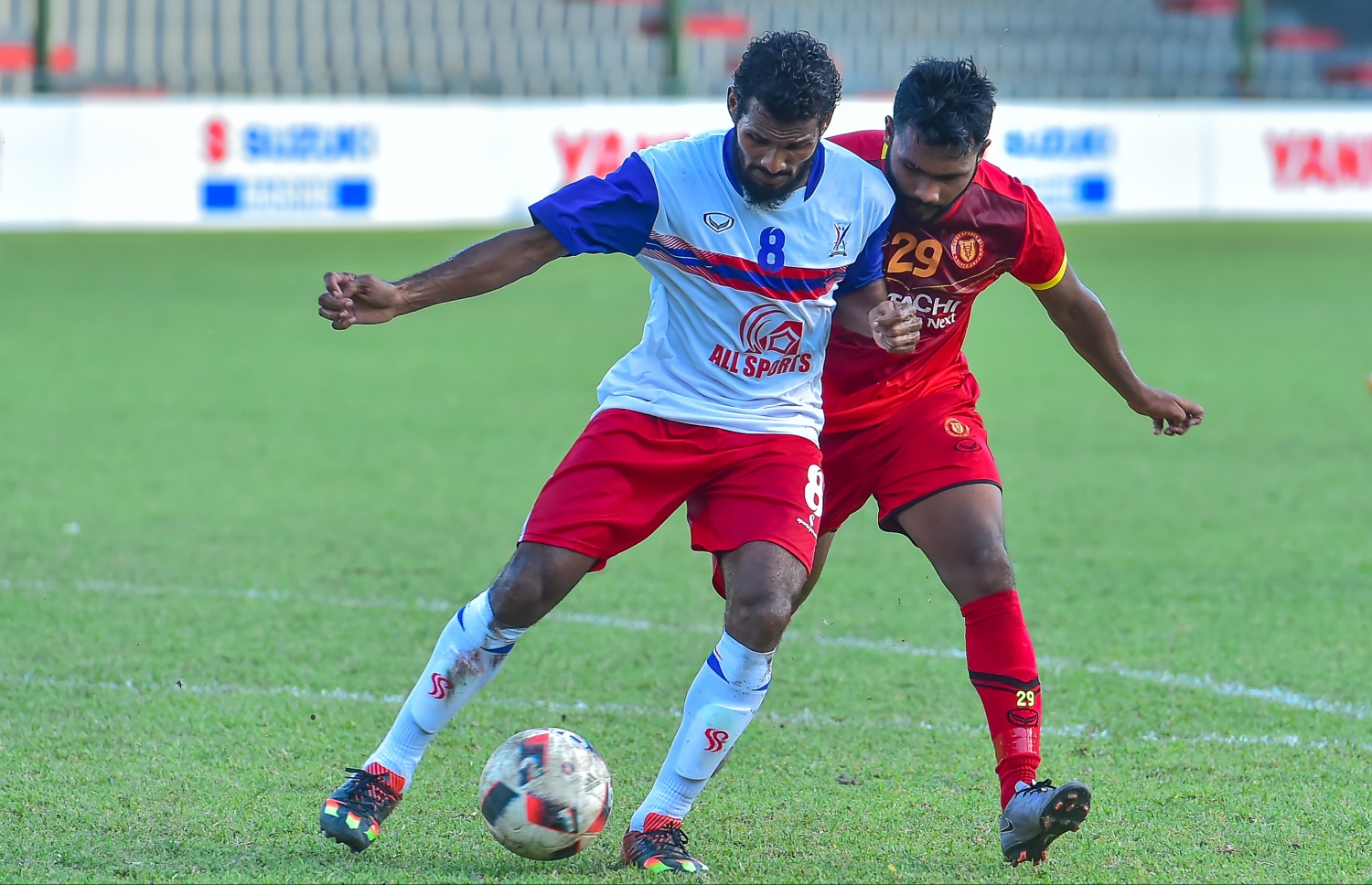 ޒެފްރޯލްގެ އަފްޒަލް (ވ) ވިކްޓަރީގެ ރިޒްވާން ކައިރިން ބޯޅަ ހިފައިގެންދާން މަސައްކަތް ކުރަނީ.-- ފޮޓޯ: ނިޝާން އަލީ/ މިހާރު