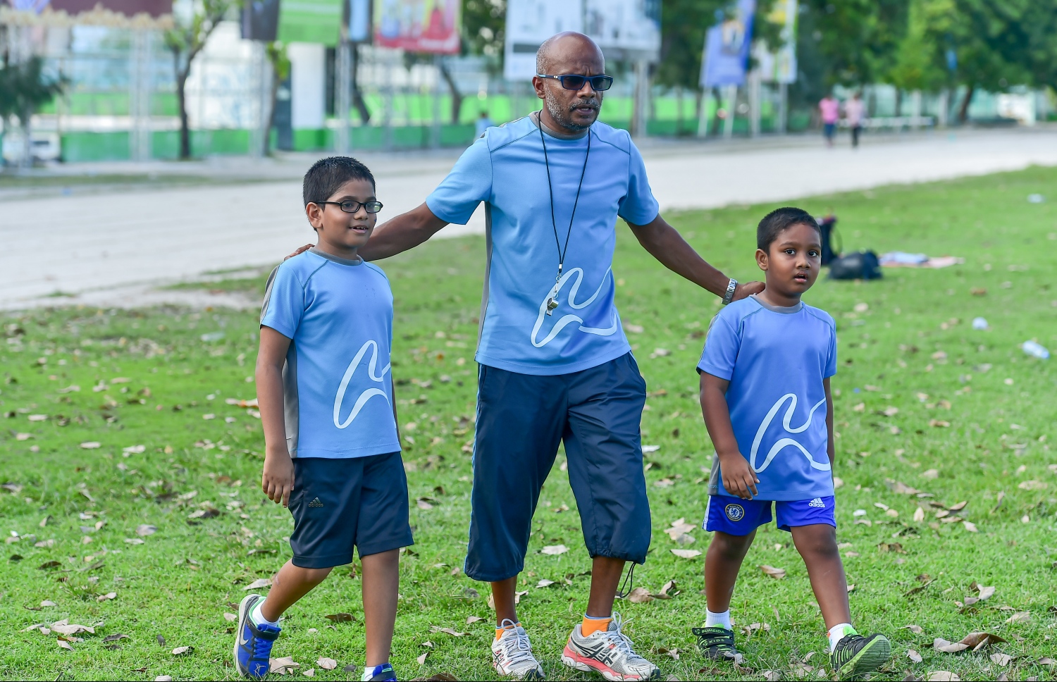 ކުޑަހުސެން (މ) އޭނާގެ އެކަޑަމީގެ ދެ ކުދިންނާ އެކު. --ފޮޓޯ: ނިޝާން އަލީ/ މިހާރު