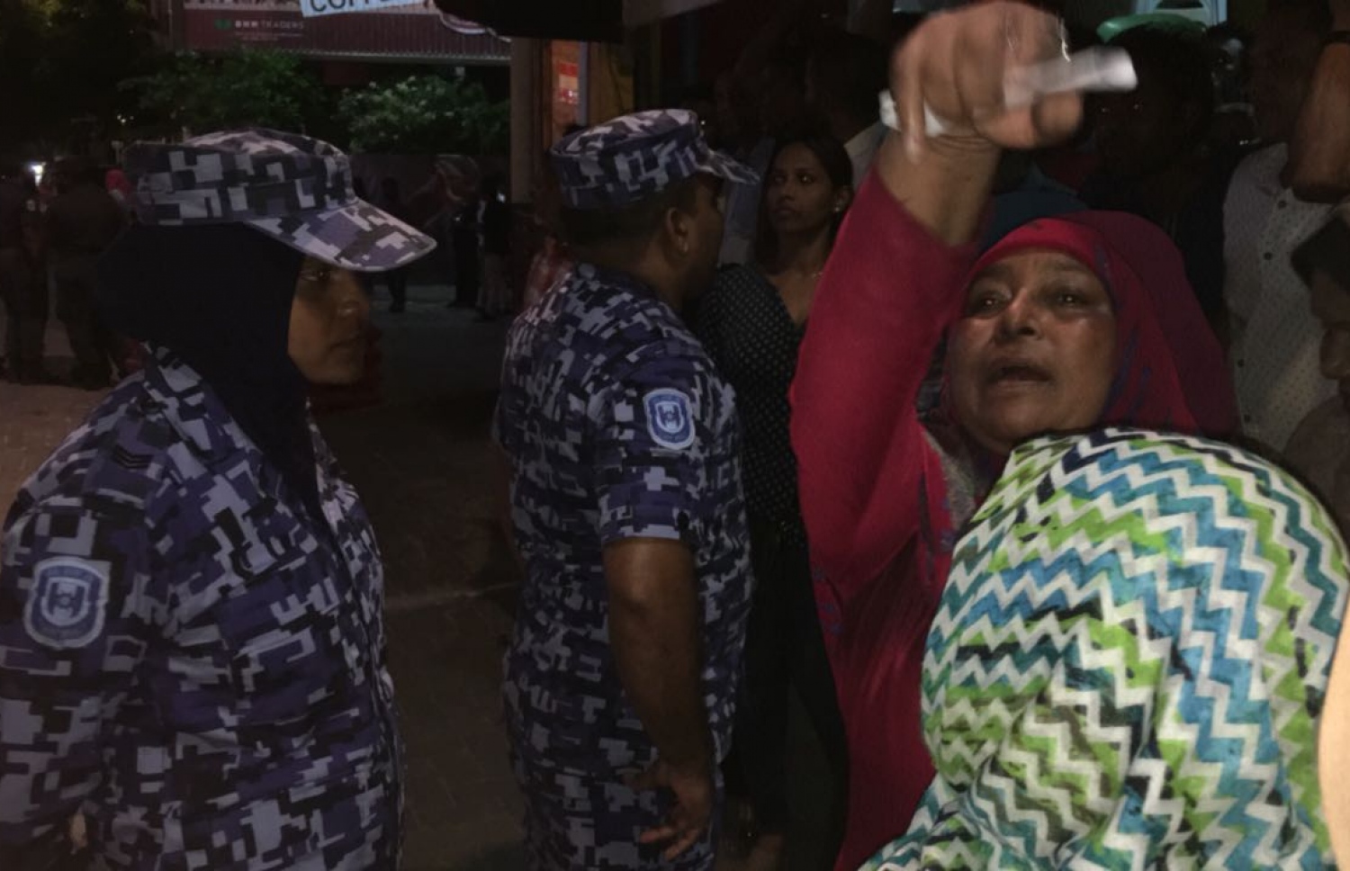 ފުލުހުން މައުމޫން ފެކްޝަންގެ ސަޕޯޓަރުން ދުރަށް ޖައްސަނީ.-- ފޮޓޯ: މުހައްމަދު ޝަރުހާން/ މިހާރު