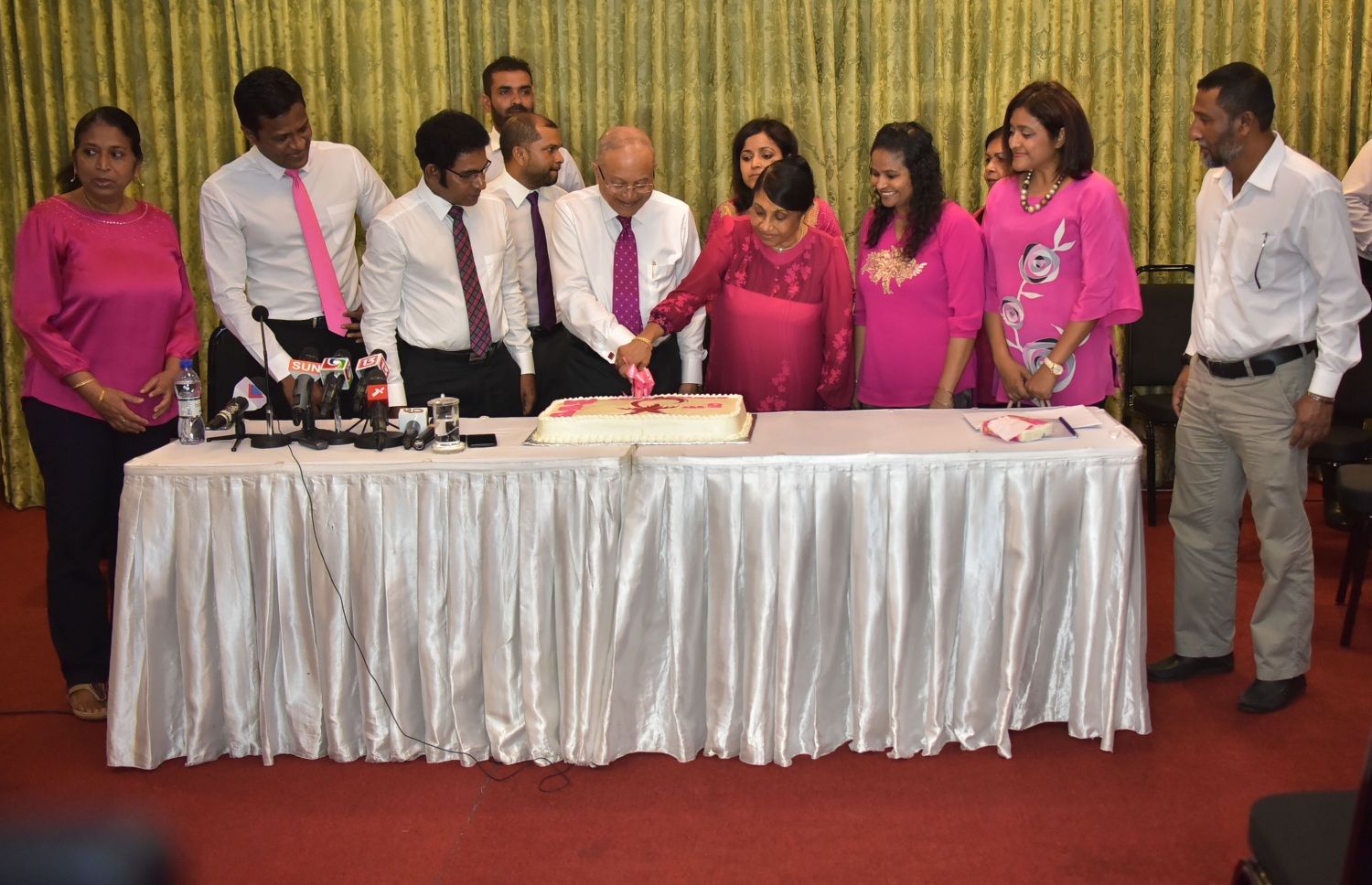 ޕީޕީއެމްގެ ފަސް ވަނަ އަހަރީ ދުވަހު ކޭކު ފެޅުމުގެ ރަސްމިއްޔާތުގައި މައުމޫނާއެކު ޔުމްނާ އާއި ދުންޔާ ބައިވެރިވެވަޑައިގަންނަވަނީ.---ފޮޓޯ: މުހައްމަދު ޝަރުހާން/މިހާރު