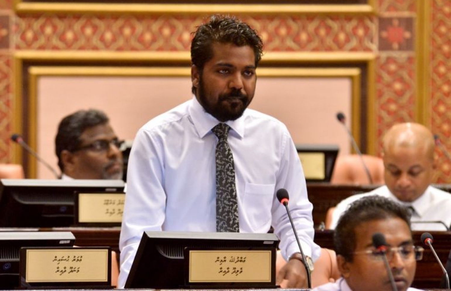 ވެލިދޫ ދާއިރާގެ މެމްބަރު ޔާމީން. އޭނާ މިހާރު ހުންނެވީ ރައީސް ޔާމީނާއެކު. - ފޮޓޯ: މަޖިލިސް