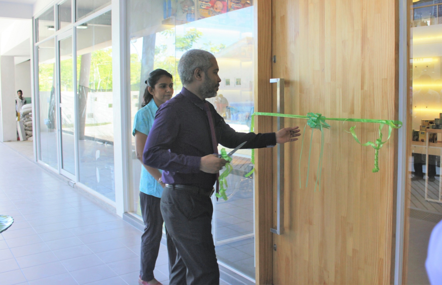 އޭޑީކޭ އިން ހުޅުމާލޭގައި ހެދި ފާމަސީ އެޗްޑީސީގެ މެނޭޖިން ޑިރެކްޓަރު ސައިމަން ހުޅުވައިދެއްވަނީ.-- ފޮޓޯ: އޭޑީކޭ