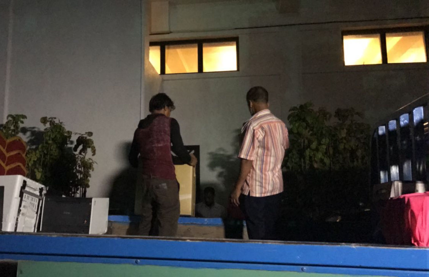 ޕީޕީއެމް އޮފީހުން އެއްޗެހިތައް ނެރެގެން ޕިކަޕަކަށް އަރުވައިގެން ގެންދިއުމުގެ މަސައްކަތް ކުރަނީ.