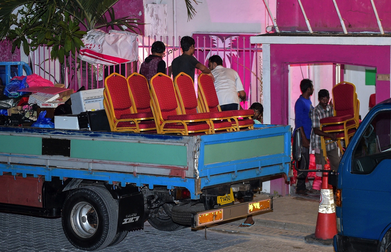 ޕީޕީއެމް އޮފީހުން އެއްޗެހިތައް ނެރެގެން ގެންދިއުމުގެ މަސައްކަތް ކުރަނީ. މިހާރު ފޮޓޯ/ ނިޝާން އަލީ