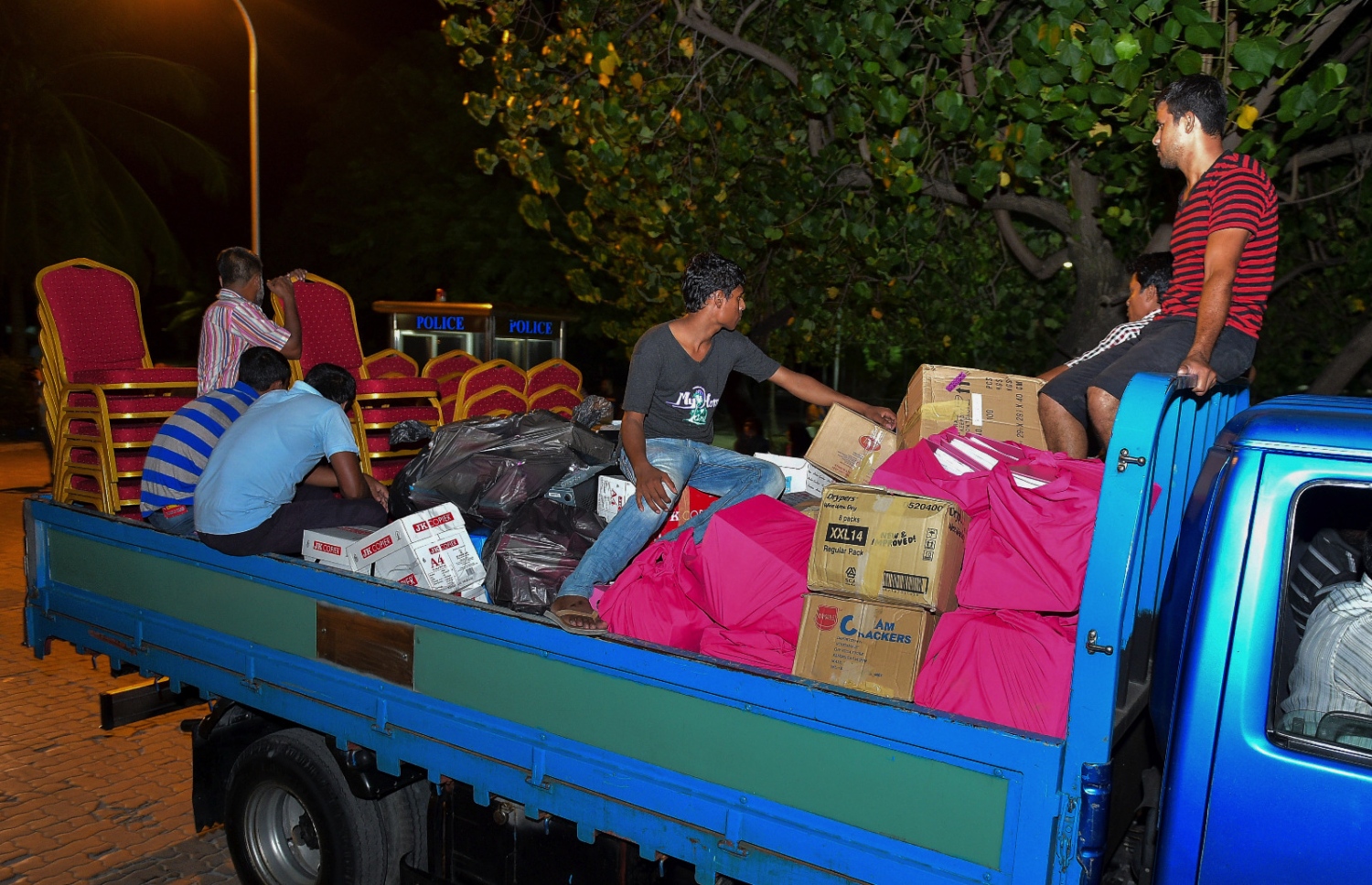 ޕީޕީއެމް އޮފީހުން އެއްޗެހިތައް ނެރެގެން ގެންދިއުމުގެ މަސައްކަތް ކުރަނީ. މިހާރު ފޮޓޯ/ ނިޝާން އަލީ