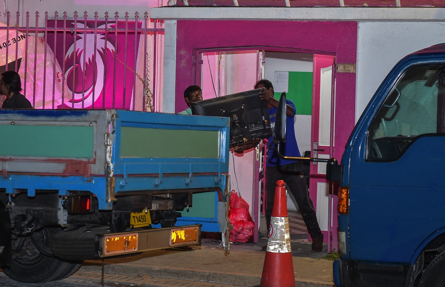 ޕީޕީއެމްގެ އޮފީހުން އެއްޗެހިތައް ނެރެގެން ގެންދިއުމުގެ މަސައްކަތް މިރޭ ކުރަނީ.-- ފޮޓޯ: ނިޝާން އަލީ/ މިހާރު