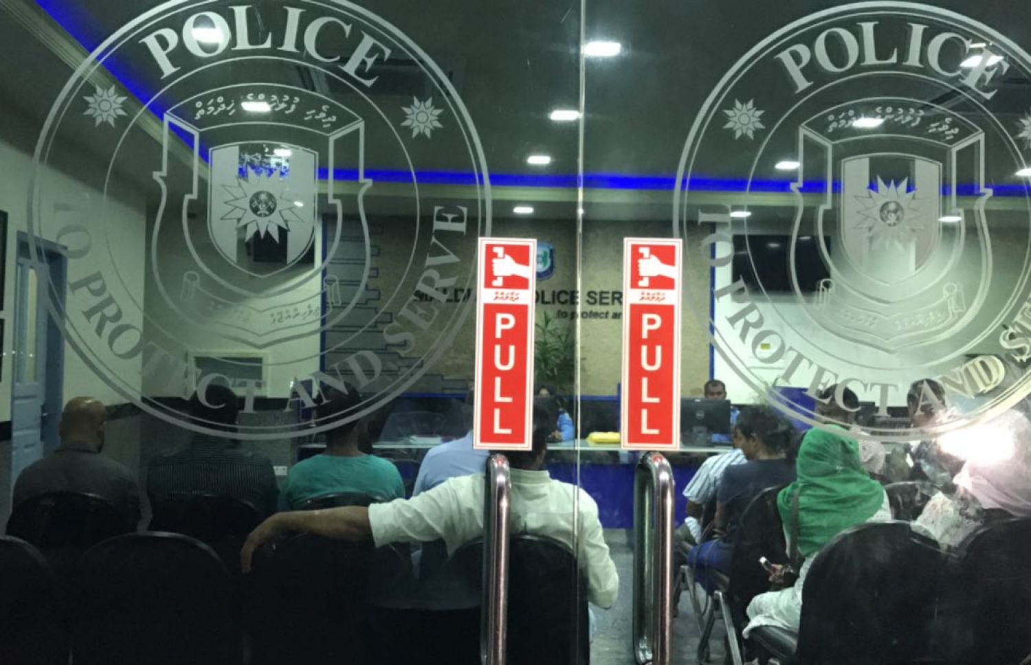 ފާރިސް (ވ) އާއި މައުމޫން ފެކްޝަންގެ ބައެއް ބޭފުޅުން މިރޭ ފުލުހުންގެ މައި މަރުކަޒުގައި.-- ފޮޓޯ: އަލީ ނާފިޒް/ މިހާރު