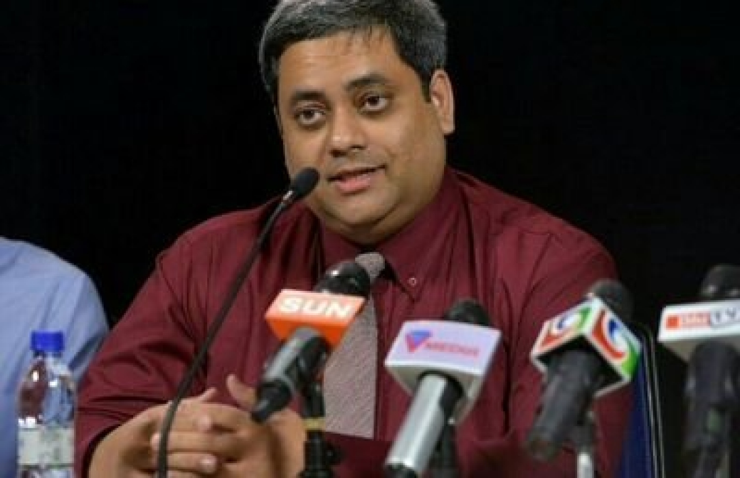 މައުމޫން ހަމީދު: އޭނާ އަންނަނީ ރައީސް މައުމޫން ދިފާއުކުރައްވައި ވާހަކަ ދައްކަވަމުން-- ފޮޓޯ: ޓްވިޓާ