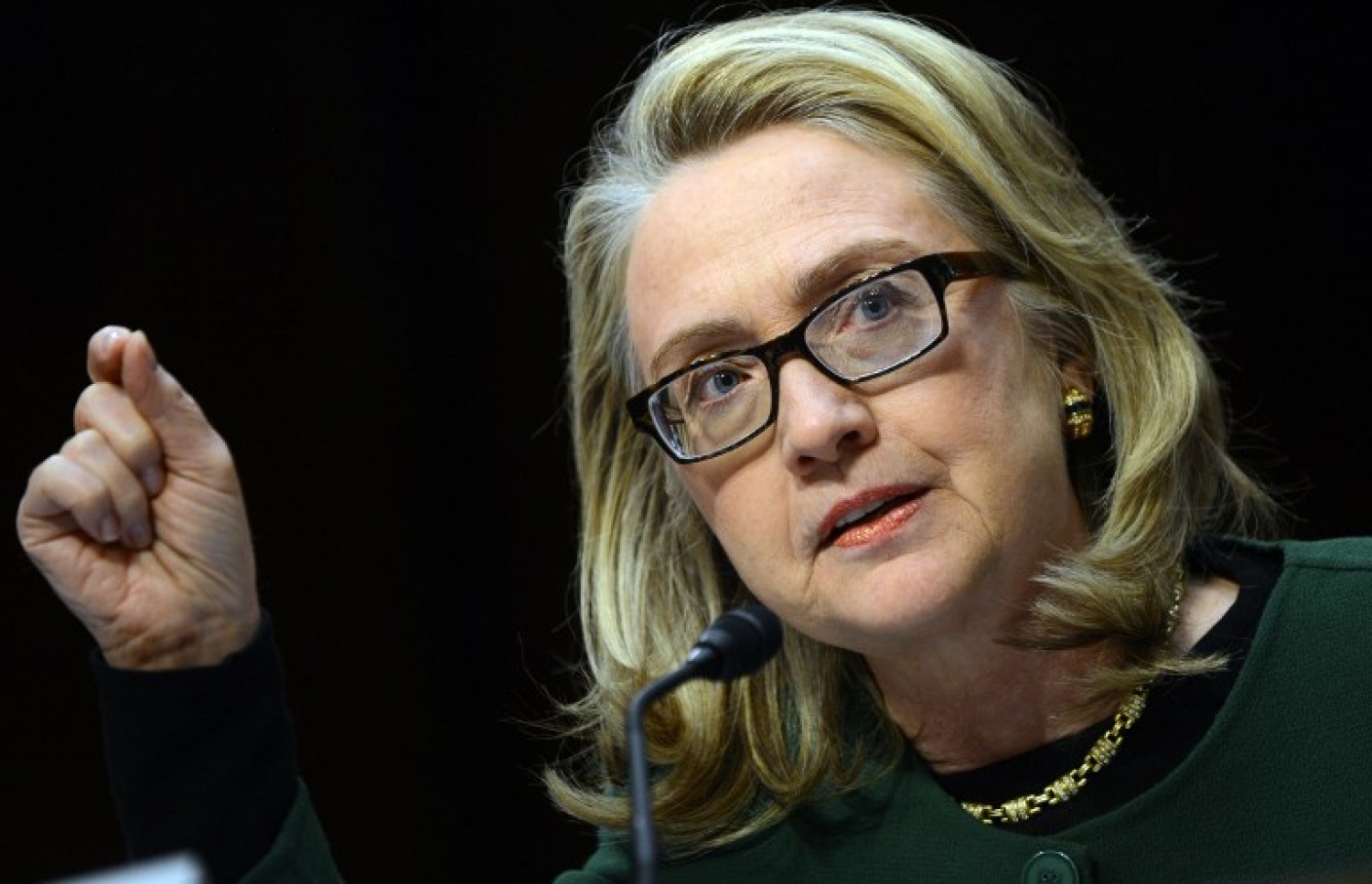 އީމެއިލްތަކުގެ މައްސަލާގައި ހިލަރީ ކްލިންޓަން ސެނެޓުގެ ފޮރިން ރިލޭޝަންސް ކޮމިޓީ އަށް މައުލޫމާތު ދެއްވަނީ. --އޭއެފްޕީ ފައިލް ފޮޓޯ