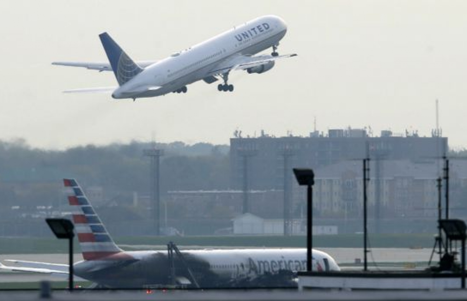 އަލިފާން ރޯވި އެމެރިކަން އެއާލައިންސްގެ ބޯޓުން އަލިފާން ނިއްވާލާފައި. --ފޮޓޯ: ރޮއިޓާސް