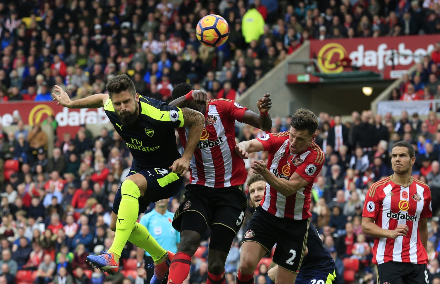 ސަންޑަލެންޑާއި އާސެނަލް ކުޅުނު މެޗުގެ ތެރެއިން: އާސެނަލްގެ ޖިރޯ (ވ) ސަންޑަލެންޑް ގޯލަށް ބޮލުން ފޮނުވާލަނީ.-- ފޮޓޯ: އޭއެފްޕީ