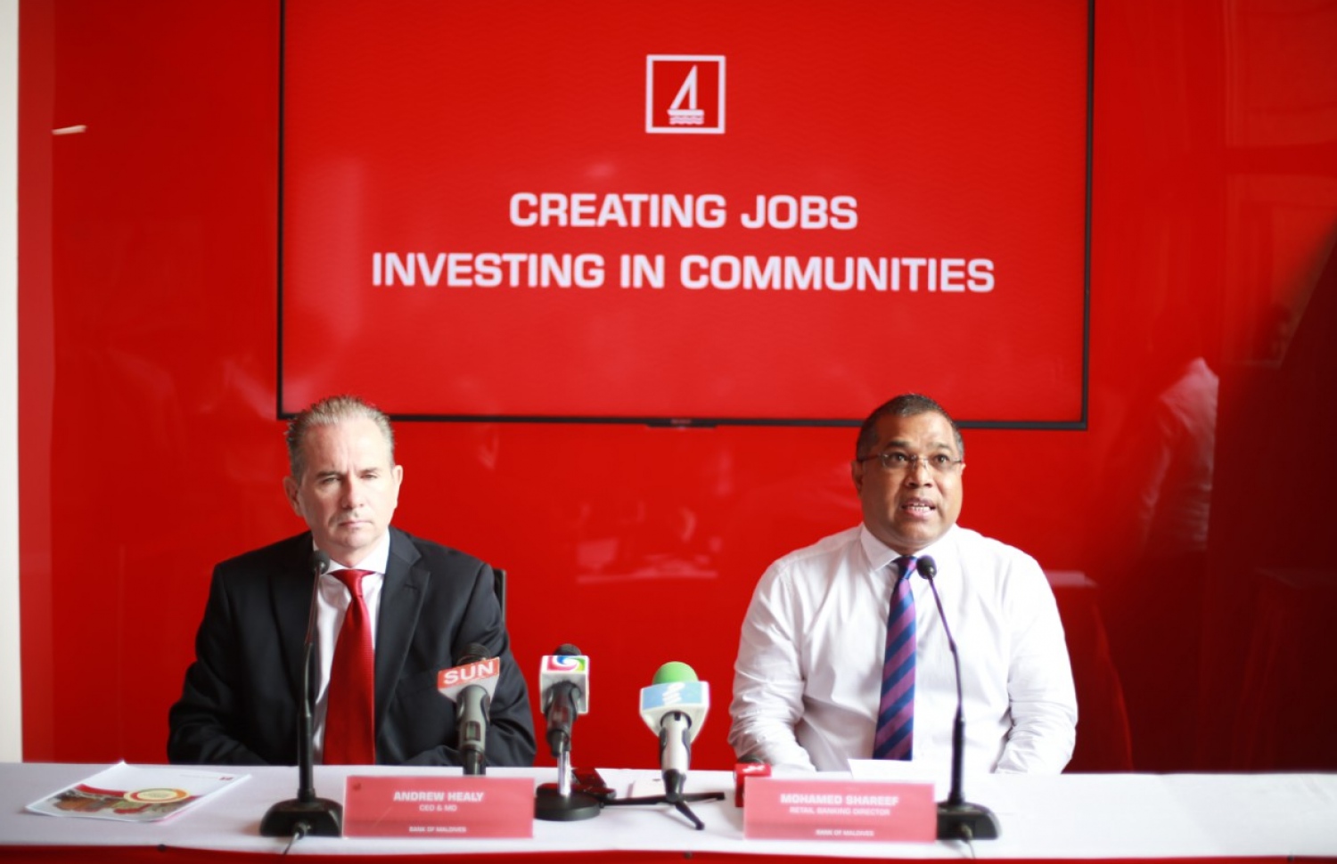 ބީއެމްއެލްގެ ތިންވަނަ ކުއާޓަރުގެ މާލީ ބަޔާން އާއްމުކުރުމަށް މިއަދު ބޭއްވި ރަސްމިއްޔާތުގައި ބޭންކުގެ ސީއީއޯ އެންޑްރޫ (ވ) އާއި ރީޓެއިލް ބޭންކިންގެ ހެޑް މުހައްމަދު ޝަރީފް ވާހަކަދައްކަވަނީ.-- ފޮޓޯ: މުހައްމަދު ޝަރުހާން/ މިހާރު