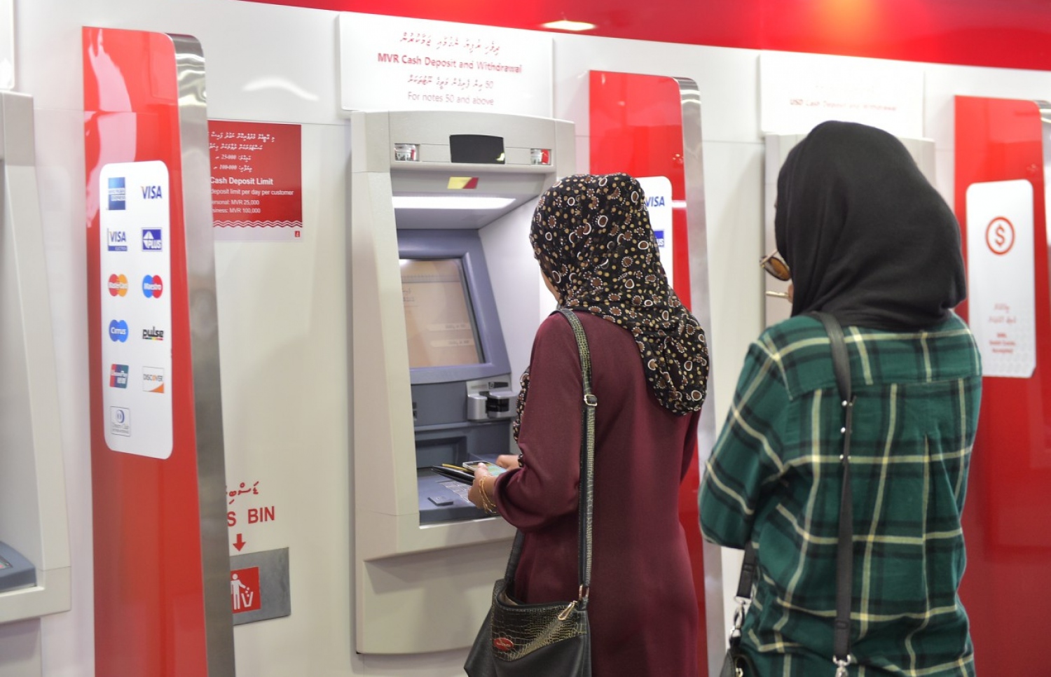 ބީއެމްއެލްގެ އޭޓީއެމަކުން މީހަކު ފައިސާ ނަގަނީ: އަންނަ އަހަރު އިތުރު 20 އޭޓީއެމް ބަހައްޓާނެ.-- ފޮޓޯ: މުހައްމަދު ޝަރުހާން/ މިހާރު