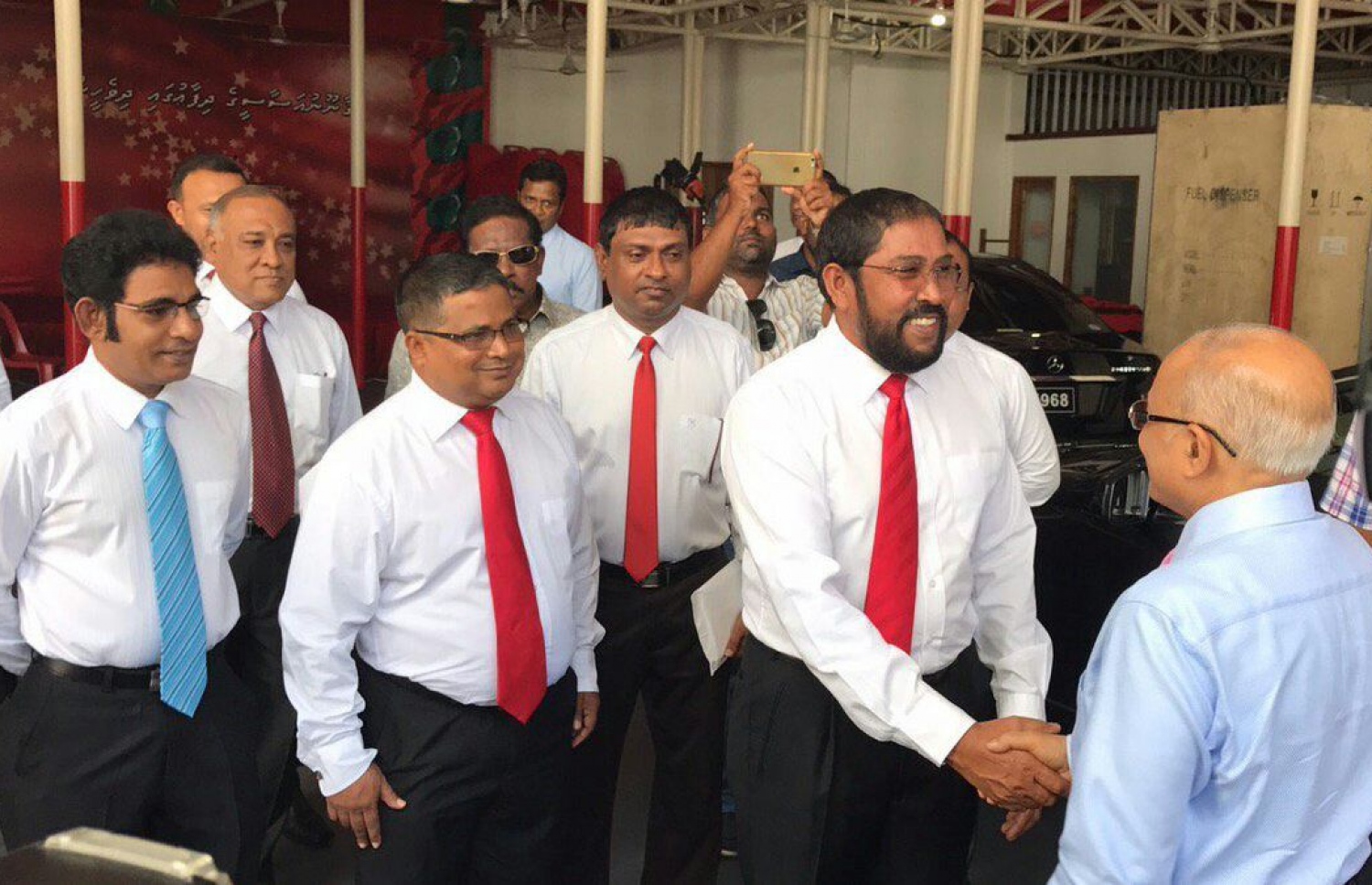 ކުނޫޒުގައި ބޭއްވި ބައްދަލުވުމަކަށް ފަހު ގާސިމް އިބްރާހިމް، ކުރީގެ ރައީސް މައުމޫން އަބްދުލްގައްޔޫމްއާ ސަލާމް ކުރައްވަނީ