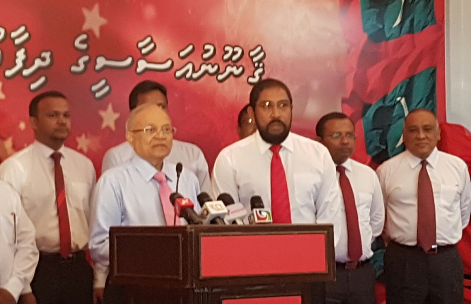ޖުމްހޫރީ ޕާޓީގެ ލީޑަރު ގާސިމް އިބްރާހީމާއި ޕީޕީއެމްގެ ރައީސް މައުމޫން އަބްދުލްގައްޔޫމް ބޭއްވެވި މަޝްވަރާ ބައްދަލުވުމަކަށް ފަހު ނޫސްވެރިންނާ ވާހަކަ ދައްކަވަނީ. --ފޮޓޯ: ނިޝާން އަލީ/ މިހާރު