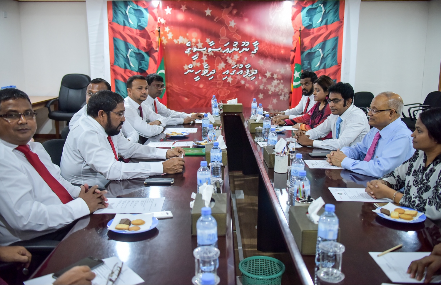 ޖުމްހޫރީ ޕާޓީގެ އޮފީސް ހިންގާ މ. ކުނޫޒްގައި ޕީޕީއެމްގެ ރައީސް މައުމޫން، މިއަދު ޖޭޕީގެ ލީޑަރު ގާސިމްއާ ބައްދަލުކުރައްވައި މަޝްވަރާ ކުރައްވަނީ. ފޮޓޯ: ނިޝާން އަލީ /މިހާރު