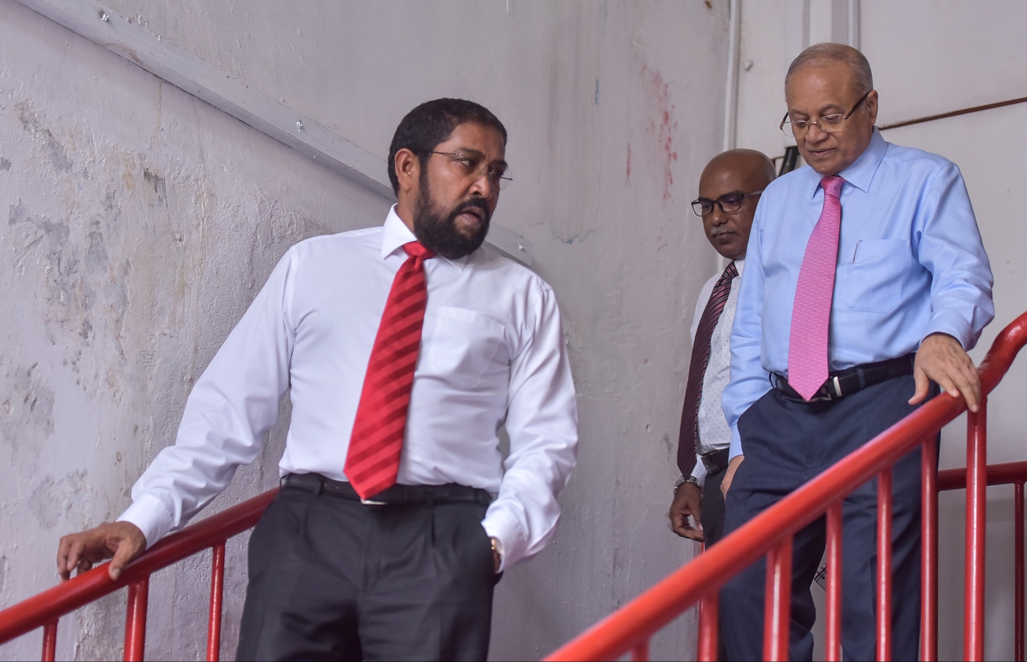 ޖުމްހޫރީ ޕާޓީގެ އޮފީސް ހިންގާ މ. ކުނޫޒްގައި ޕީޕީއެމްގެ ރައީސް މައުމޫން، މިއަދު ޖޭޕީގެ ލީޑަރު ގާސިމްއާ ބައްދަލުކުރެއްވުމަށް ފަހު ނުކުންނަވަނީ. ފޮޓޯ: ނިޝާން އަލީ /މިހާރު