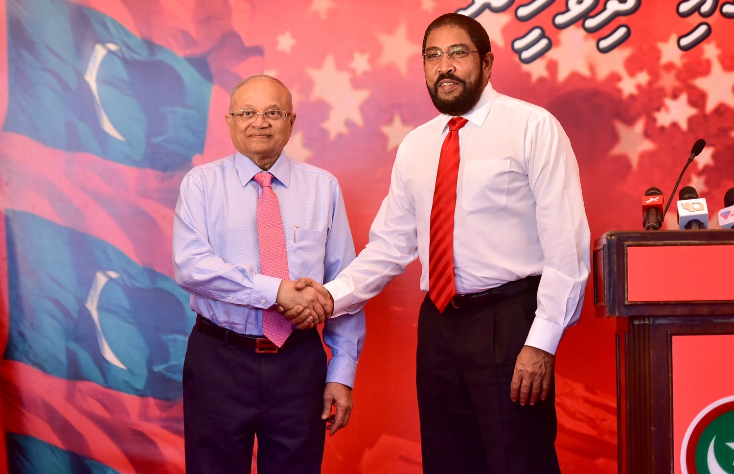 މައުމޫނާއި ގާސިމް މިދިޔަ އާދީއްތަދުވަހު ޖޭޕީގެ އޮފީސް ކުނޫޒްގައި ބައްދަލުކުރައްވަނީ: ޕީޕީއެމްގެ ހުރިހާ މެމްބަރުން ތިބީ ގާސިމްއާ އެކު ކަމަށް މައުމޫން މިއަދު ވިދާޅުވި.---ފޮޓޯ: ނިޝާން އަލީ/މިހާރު