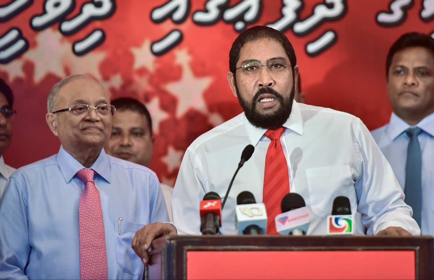 ޖުމްހޫރީ ޕާޓީގެ ލީޑަރު ގާސިމާއި (ކ) އަދި ޕީޕީއެމްގެ ރައީސް މައުމޫން: ސިޔާސީ މައްސަލަތަކެއްގެ ތެރޭގައި، ކާޑެއްދޫ އެއާޕޯޓް އަތުލަން ކުރިން ވެސް ނޯޓިސް ދީފައިވޭ.-- ފައިލް ފޮޓޯ: ނިޝާން އަލީ/ މިހާރު