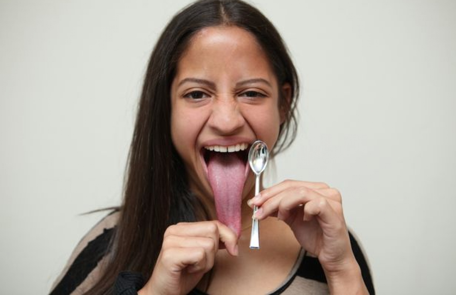 އެންމެ ދިގު ދުލެއް އިން މީހާގެ ރެކޯޑް ހަދަން މަސައްކަތްކުރާ ގާކަރީ އޭނާގެ ދުލުގެ ދިގުމިން ދައްކާލަނީ