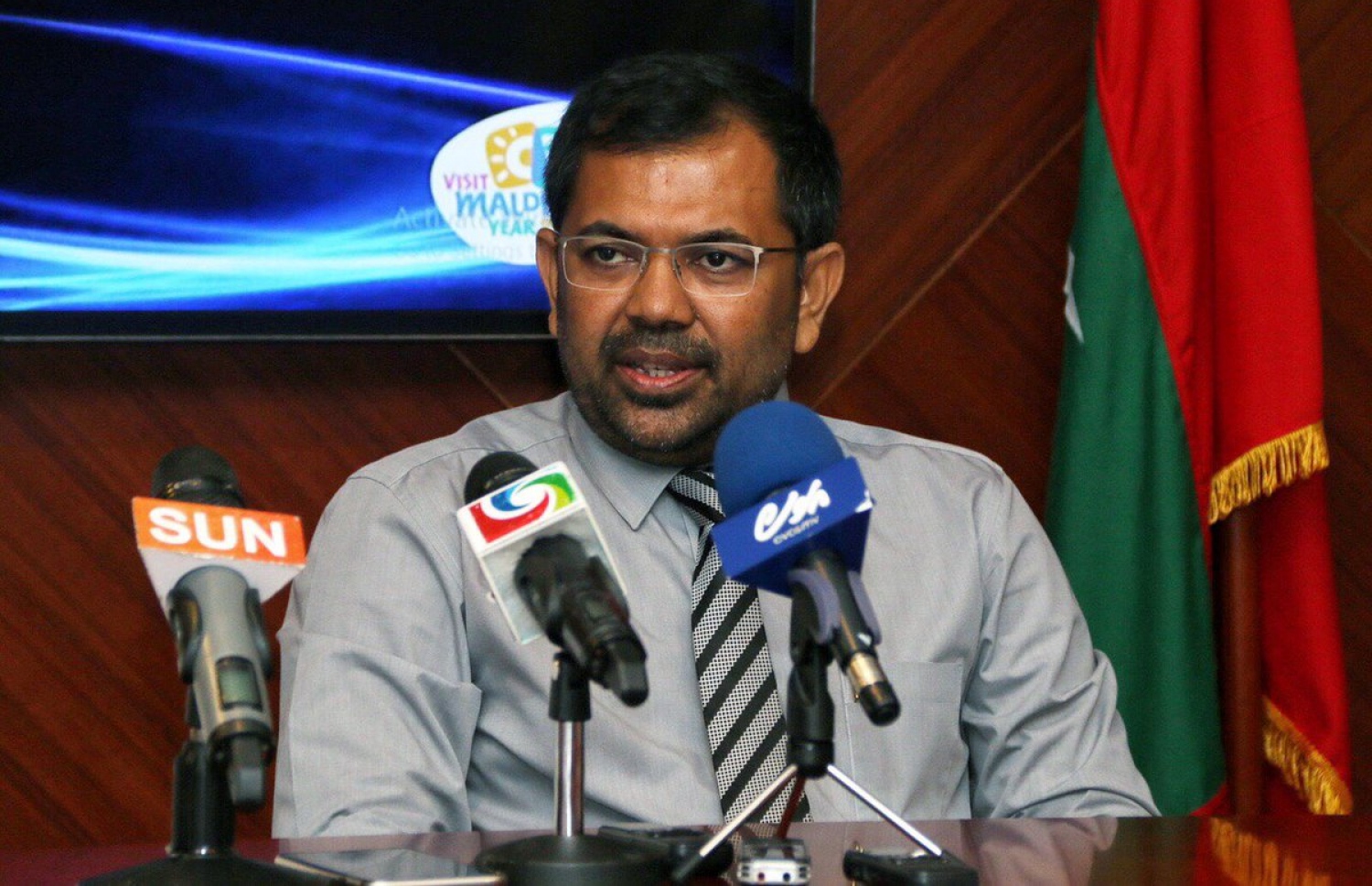 ފައިސާ ބަލައިގަތުމުގެ އެއްބަސްވުމުގައި މީރާއާ އެކު ސޮއިކުރެއްވުމަށް ފަހު ޓޫރިޒަމް މިނިސްޓަރު ޒަމީރު (ކ) ވާހަކަ ދައްކަވަނީ.-- ފޮޓޯ: މީރާ