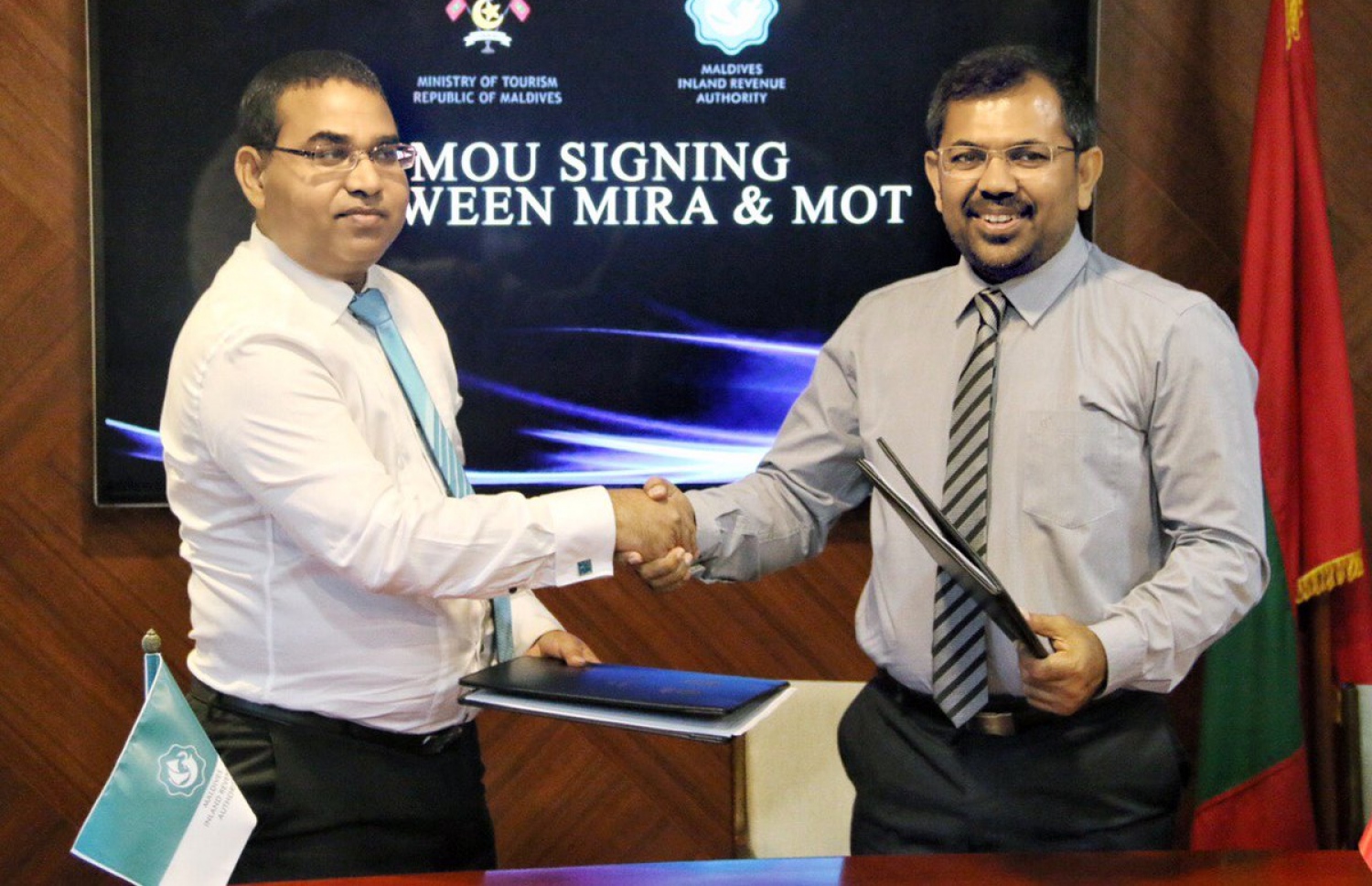 ފައިސާ ބަލައިގަތުމުގެ އެއްބަސްވުމުގައި ޓޫރިޒަމް މިނިސްޓަރު ޒަމީރު (ކ) އާއި ކޮމިޝަނާ ޖެނެރަލް އޮފް ޓެކްސޭޝަން ޔަޒީދު މުހައްމަދު ސޮއިކުރެއްވުމަށް ފަހު އެއްބަސްވުން ބަދަލުކުރައްވަނީ: މިހާރު ޓޫރިޒަމް މިނިސްޓްރީން ފައިސާ ބަލައެއް ނުގަންނާނެ.-- ފައިލް ފޮޓޯ: މީރާ