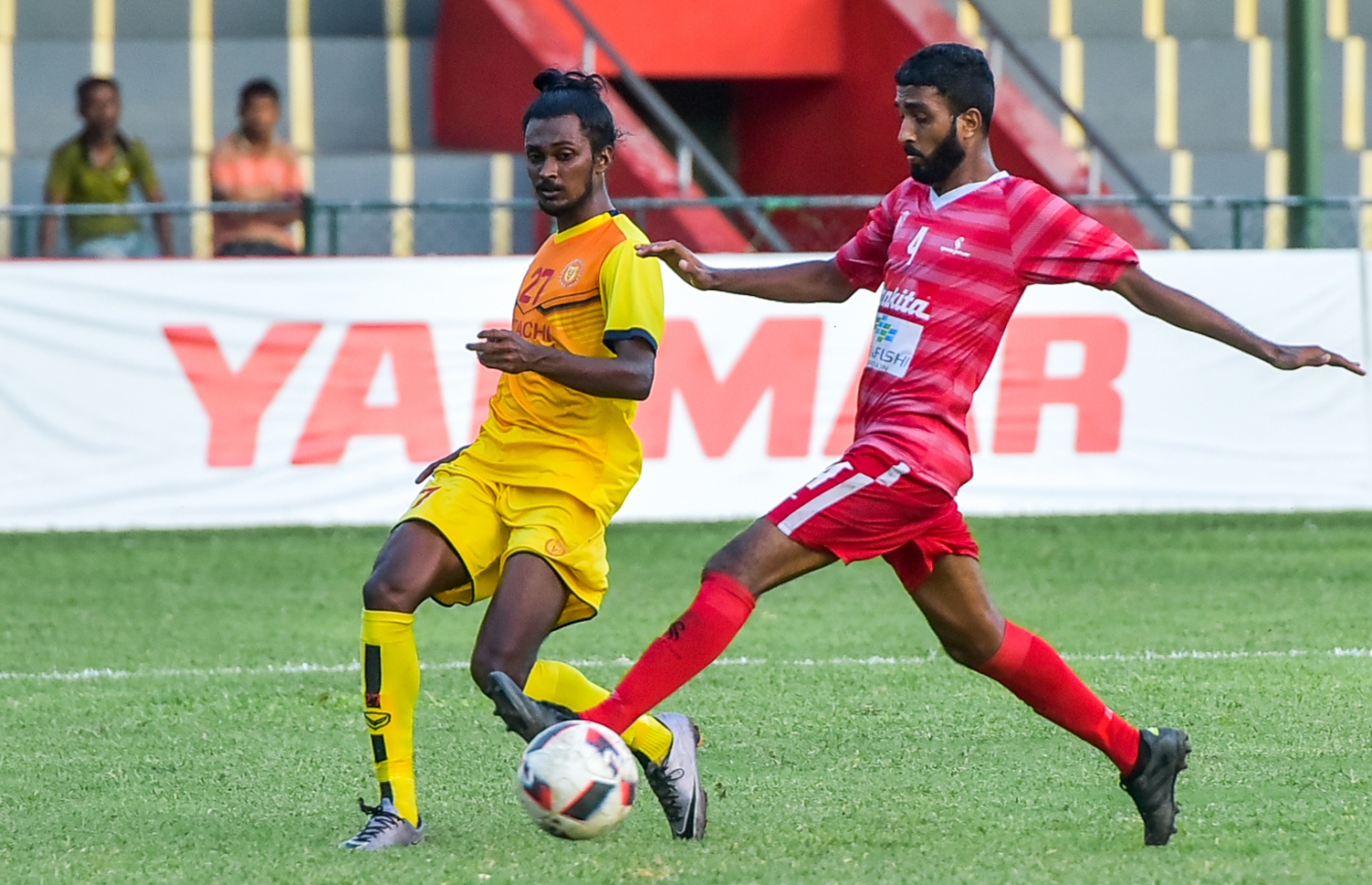 ވިކްޓަރީގެ ރިސްވާން (ވ) އަތުން ބޯޅަ ހޯދަން ޒެފްރޯލުގެ ޝާފިއު މަސައްކަތްކުރަނީ. --ފޮޓޯ: ނިޝާން އަލީ/ މިހާރު