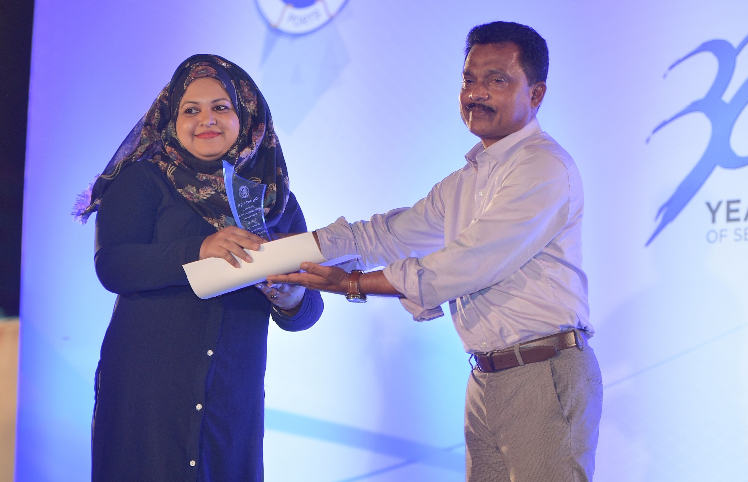 އެމްޕީއެލްގެ މުވައްޒަފަކަށް މިރޭ ހަނދާނީ ފިލައެއް އެ ކުންފުނީގެ ޖެނެރަލް މެނޭޖަރު އަލީ އަހުމަދު ހަވާލުކޮށްދެއްވަނީ.-- ފޮޓޯ: މުހައްމަދު ޝަރުހާން/ މިހާރު