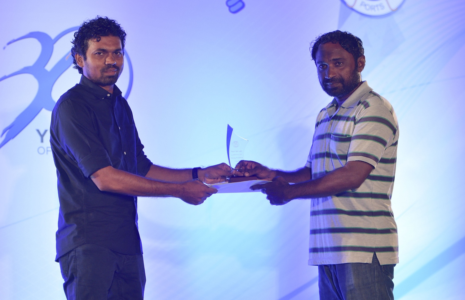 އެމްޕީއެލްގެ މުވައްޒަފަކަށް އެސިސްޓެންޓް ސީއީއޯ ރާބިހު މިރޭ ހަނދާނީ ފިލައެއް ހަވާލުކޮށްދެއްވަނީ.-- ފޮޓޯ: މުހައްމަދު ޝަރުހާން/ މިހާރު