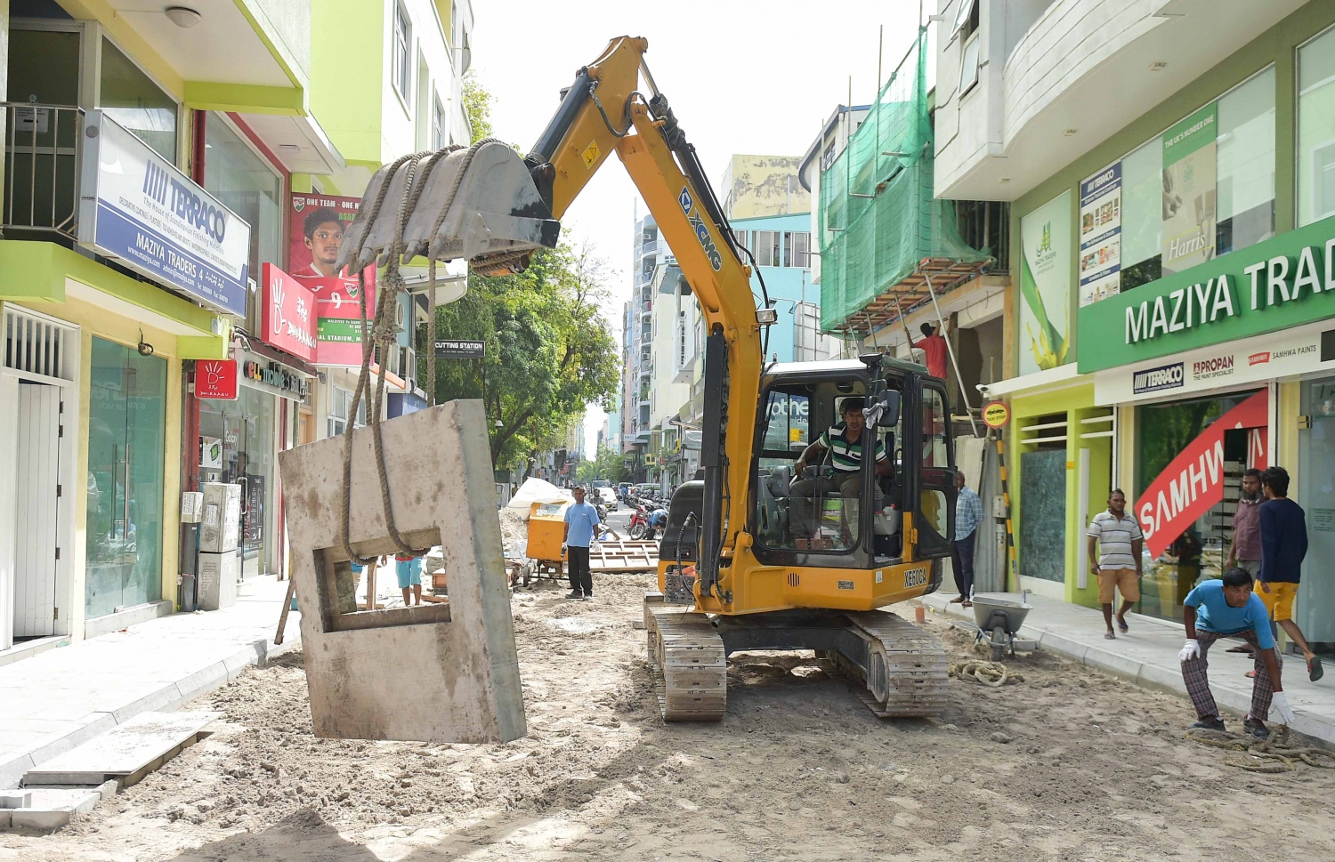 މާލެ: އޮކްޓޯބަރު 31، 2016: މަޖީދީމަގުގެ ހުޅަނގުކޮޅުގައި ގާއެތުރުމުގެ މަސައްކަތަށް ތައްޔާރުވަނީ: މި މަޝްރޫއުގެ ދަށުން މާލޭގެ ވަރަށް ގިނަ މަގުތަކެއް އަލުން ހަދާނެ-- ފޮޓޯ: މުހައްމަދު ޝަރުހާން/މިހާރު