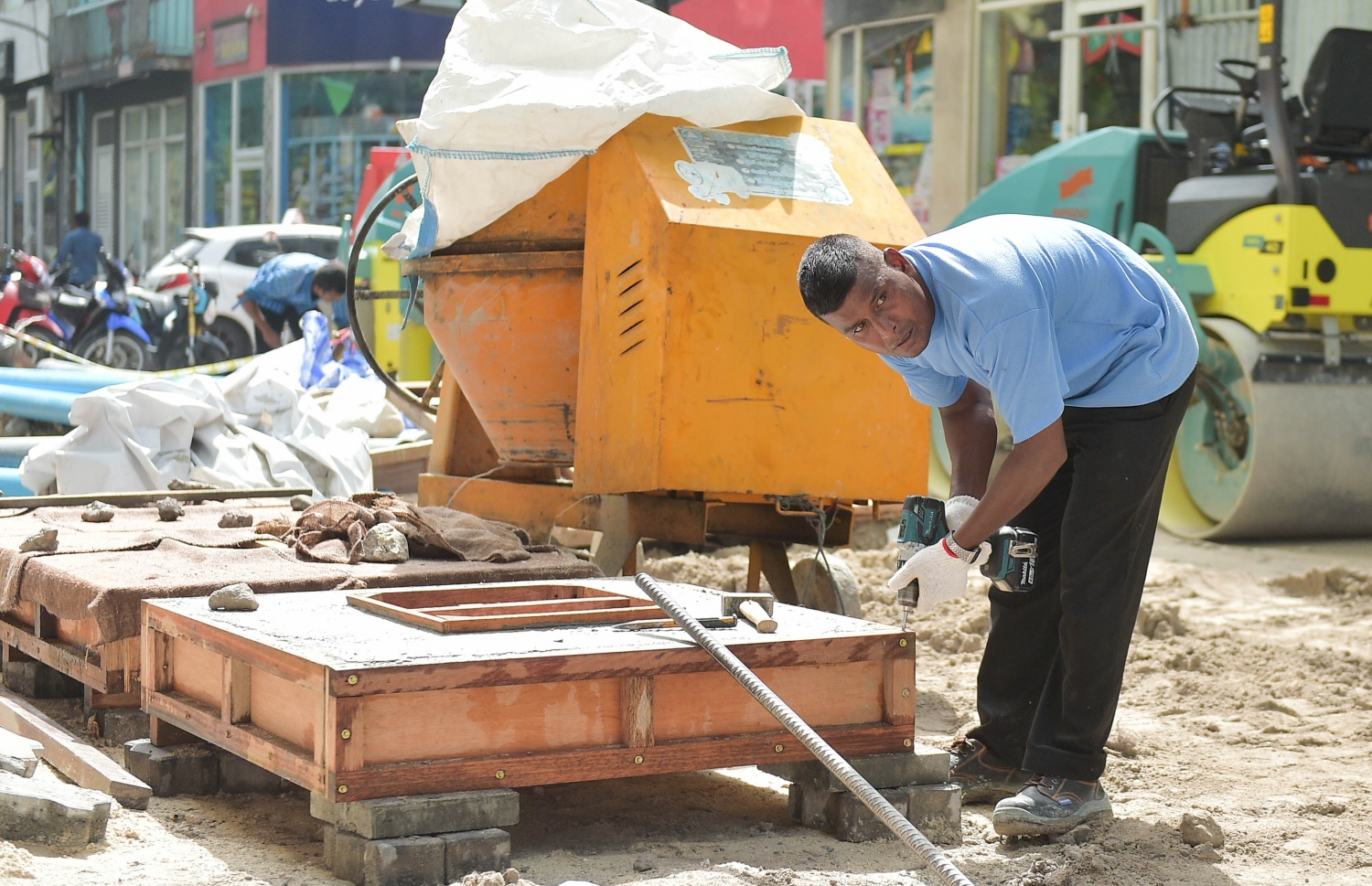 މާލެ: އޮކްޓޯބަރު 31، 2016: މަޖީދީމަގުގެ ހުޅަނގުކޮޅުގައި ގާއެތުރުމުގެ މަސައްކަތް ކުރަނީ: މި މަޝްރޫއުގެ ދަށުން މާލޭގެ ވަރަށް ގިނަ މަގުތަކެއް އަލުން ހަދާނެ-- ފޮޓޯ: މުހައްމަދު ޝަރުހާން/މިހާރު