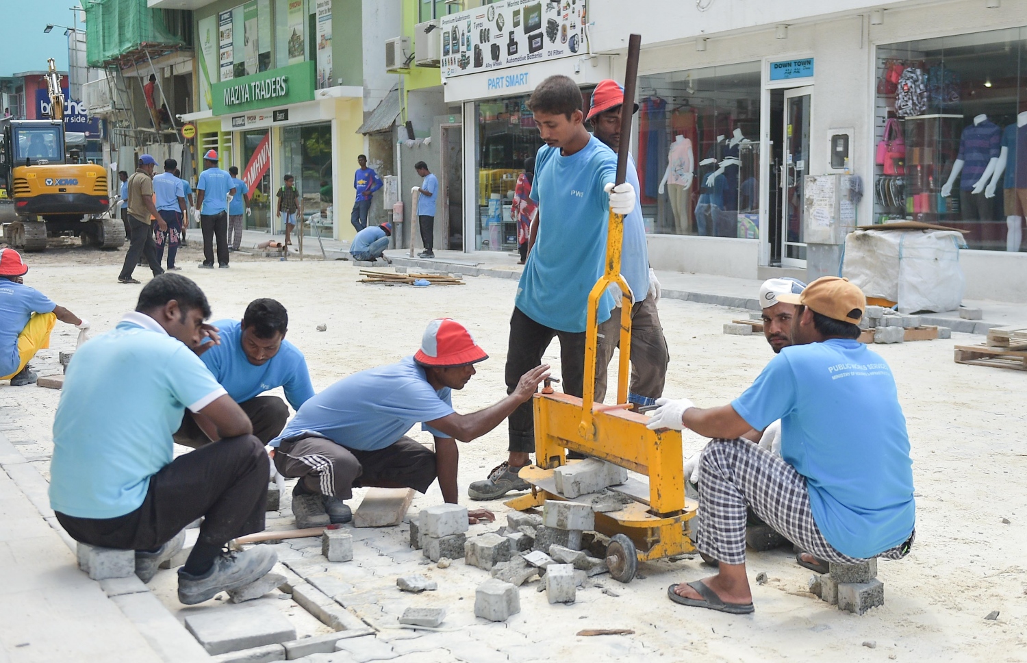 މާލެ: އޮކްޓޯބަރު 31، 2016: މަޖީދީމަގުގެ ހުޅަނގުކޮޅުގައި ގާއެތުރުމުގެ މަސައްކަތް ކުރަނީ: މި މަޝްރޫއުގެ ދަށުން މާލޭގެ ވަރަށް ގިނަ މަގުތަކެއް އަލުން ހަދާނެ-- ފޮޓޯ: މުހައްމަދު ޝަރުހާން/މިހާރު