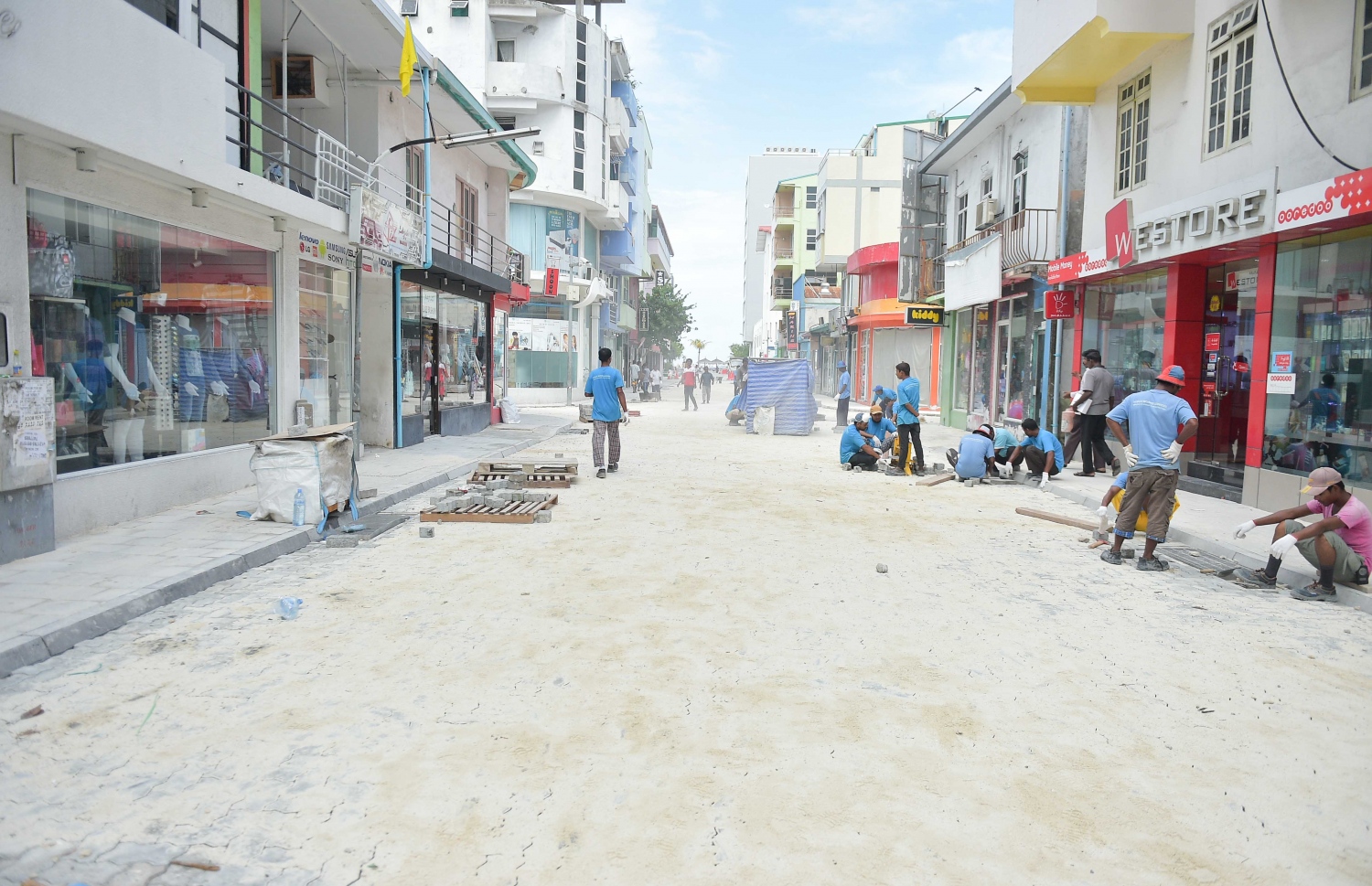 މާލެ: އޮކްޓޯބަރު 31، 2016: މަޖީދީމަގުގެ ހުޅަނގުކޮޅުގައި ގާއެތުރުމުގެ މަސައްކަތް ކުރަނީ: މި މަޝްރޫއުގެ ދަށުން މާލޭގެ ވަރަށް ގިނަ މަގުތަކެއް އަލުން ހަދާނެ-- ފޮޓޯ: މުހައްމަދު ޝަރުހާން/މިހާރު