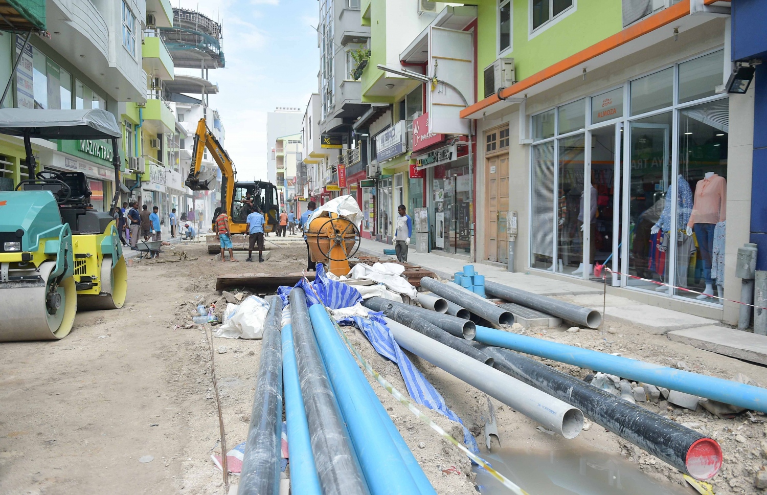 މާލެ: އޮކްޓޯބަރު 31، 2016: މަޖީދީމަގުގެ މިލިއަން ބުކްޝޮޕް ކުރިމަތީގައި ގާއަތުރަން ތައްޔާރުވަނީ: މި މަޝްރޫއުގެ ދަށުން މާލޭގެ ވަރަށް ގިނަ މަގުތަކެއް އަލުން ހަދާނެ-- ފޮޓޯ: މުހައްމަދު ޝަރުހާން/މިހާރު